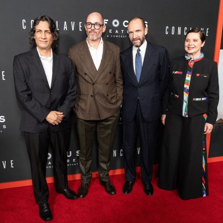 Carlos Diehz, Ralph Fiennes,Stanley Tucci e Isabella Rossellini, parte del elenco de Cónclave (Foto: Instagram @diehzcarlos)