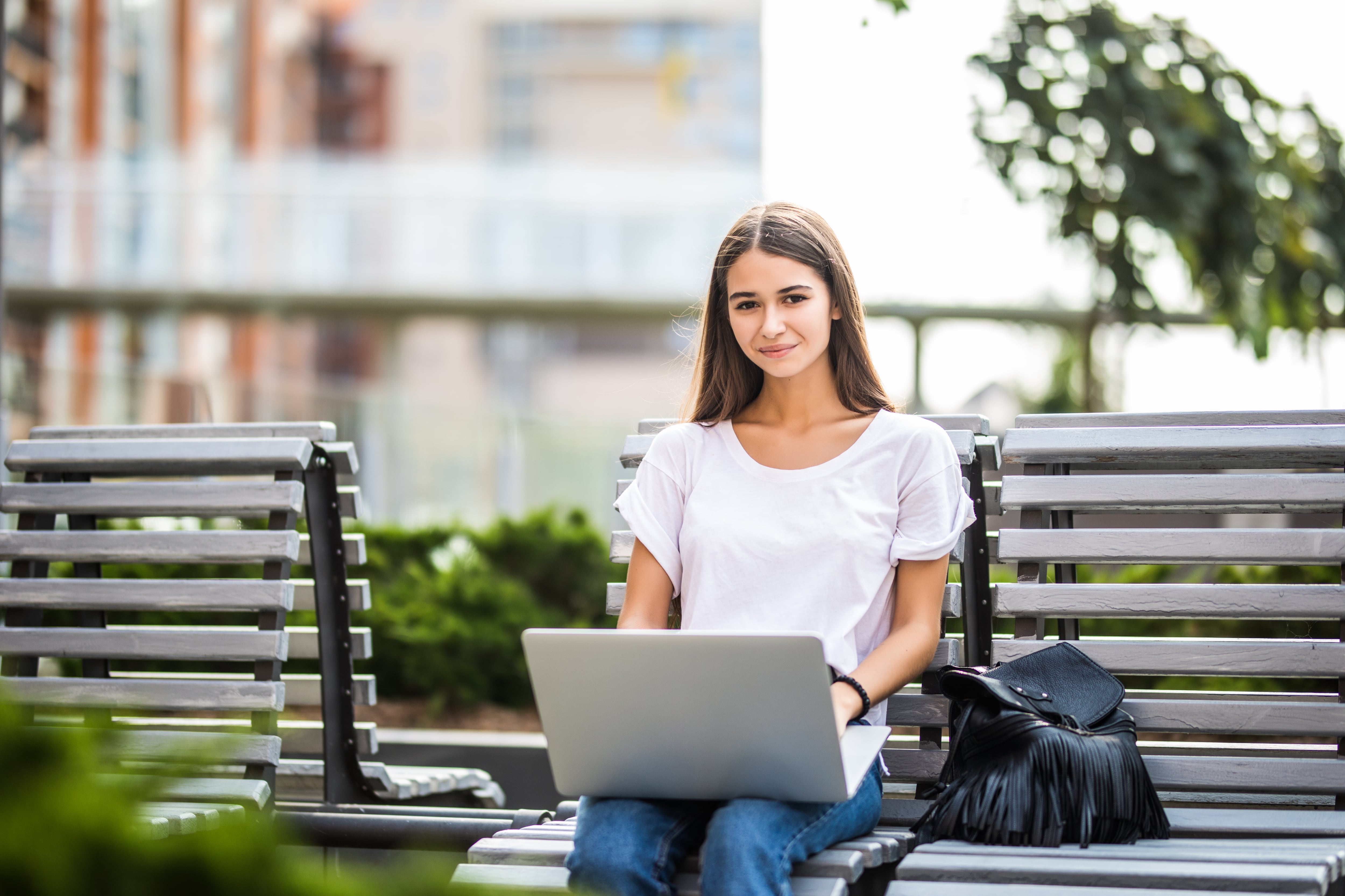 Según el texto, esta medida es crucial para que los estudiantes indocumentados accedan a oportunidades de investigación, pasantías pagadas y becas que financien su formación académica