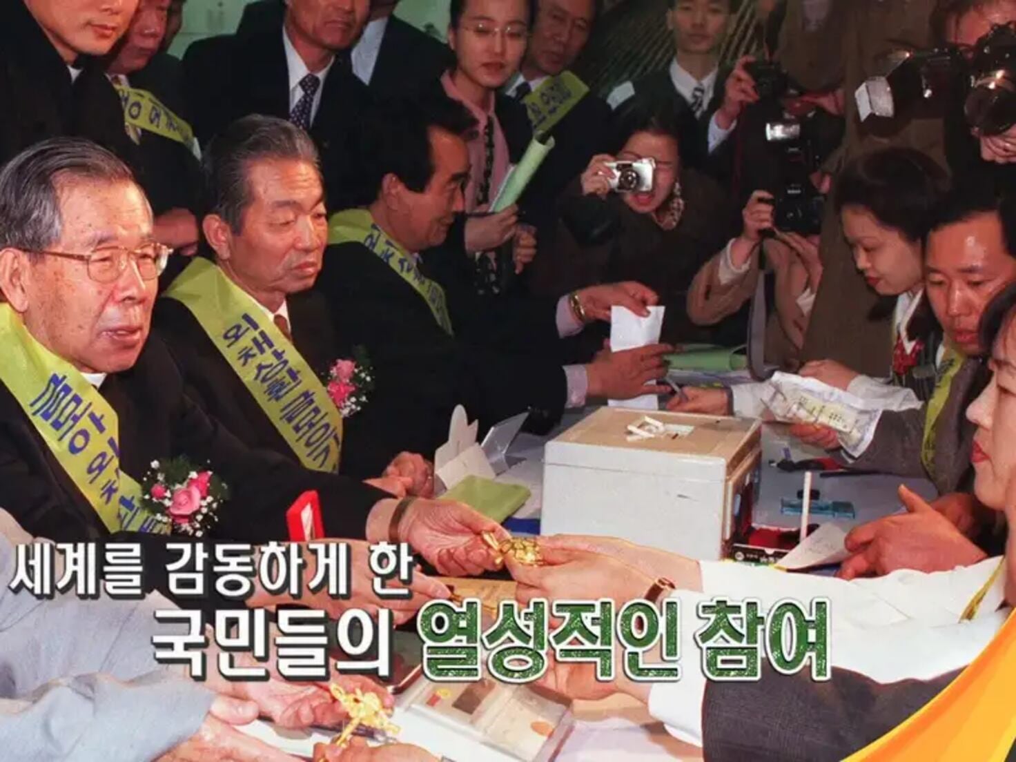 En medio de una campaña impulsada por la cadena KBS, miles de personas entregaron alianzas, medallas, insignias y piezas guardadas durante años como herramienta para revertir la deuda de su país