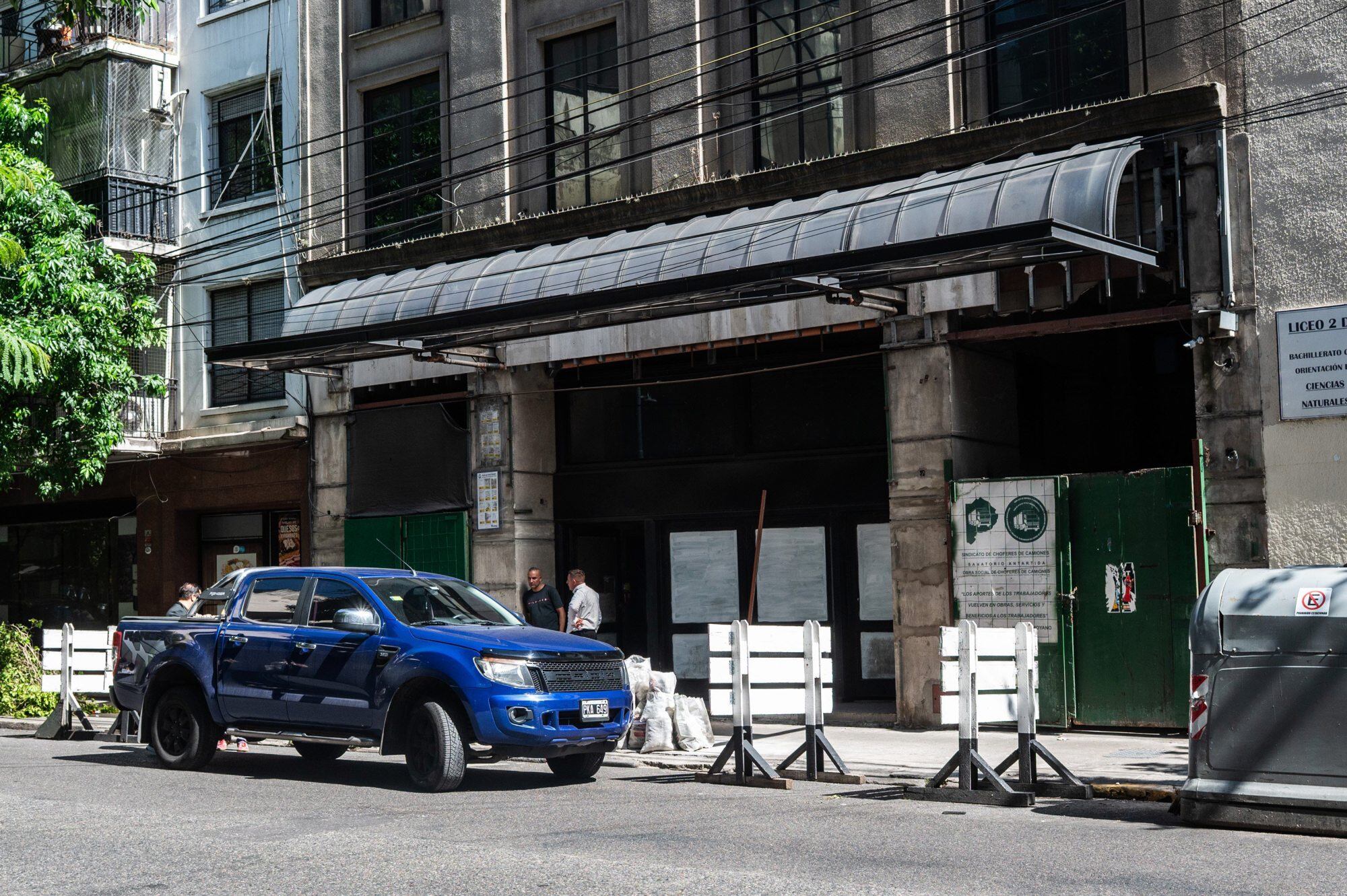 Recorrida por los tres sanatorios de la OOSS de Camioneros.
Las direcciones son:
Sanatorio San Justo (Juan Manuel de Rosas 3235, San Justo), Clínica 15 de Diciembre (Fragueiro 440, Liniers, CABA), Sanatorio Antártida (Av Rivadavia 4980, Caballito, CABA)