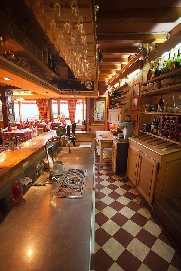 El salón de la barra combina detalles rústicos con un ambiente acogedor