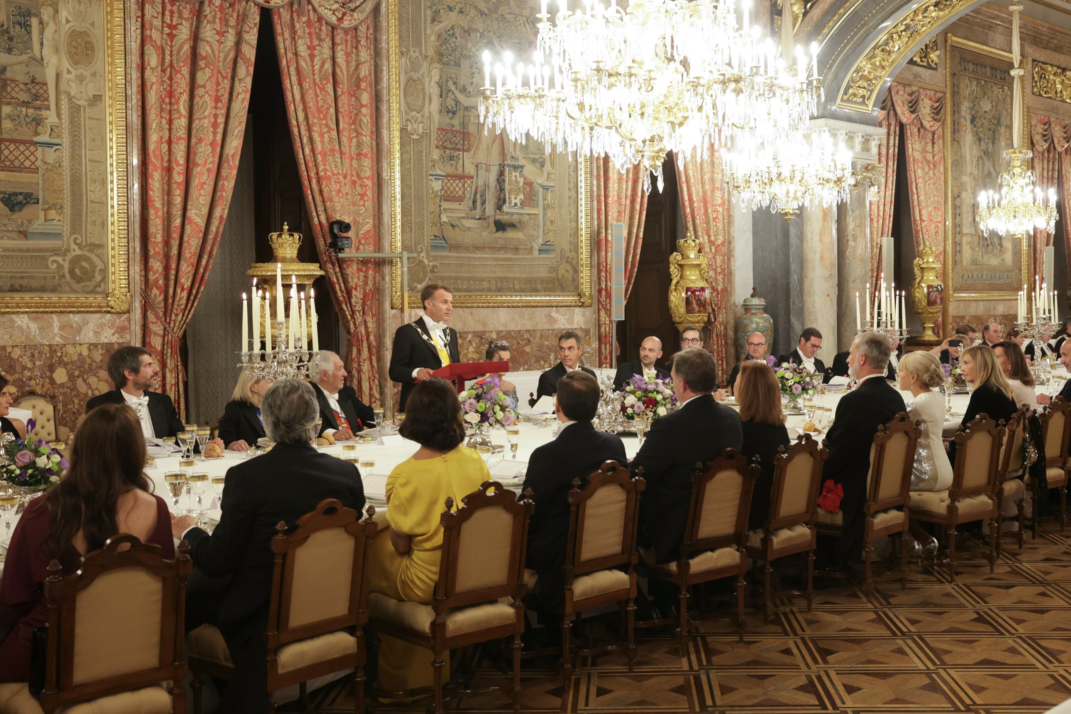 Durante su discurso, Emmanuel Macron puso el foco en la relación histórica entre Francia y España: “Es un recordatorio de hasta qué punto nuestras historias están entrelazadas” dijo. Al momento del brindis, levantó la copa por Sus Majestades y por sus hijas
