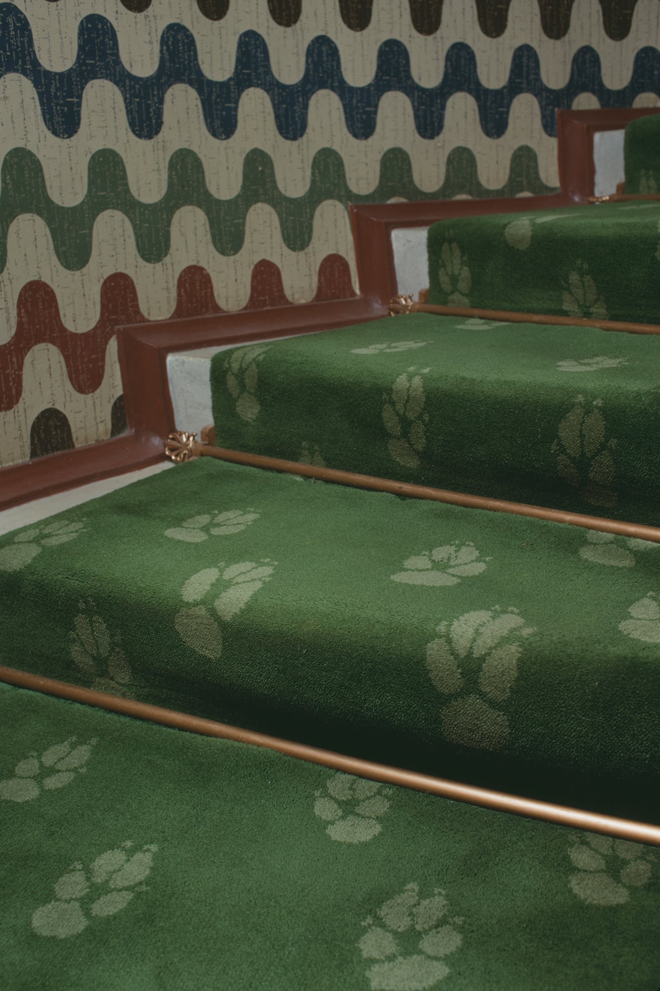 La alfombra de Monkton House, re tapizada con las huellas de los perros de Edward James