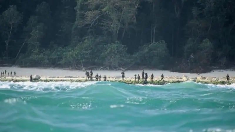 Investigadores calculan que los indígenas que integran la tribu de la isla Sentinel Norte no superan las 200 personas