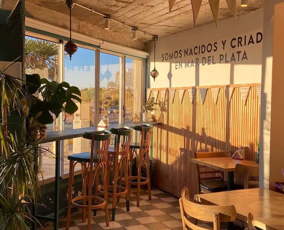 El amanecer sobre el mar se puede ver desde el salón del restaurante