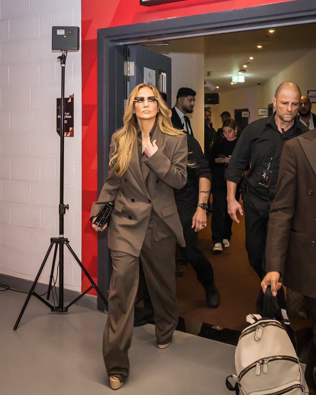 La cantante se lució con un elegante traje oversize color marrón (Foto: Instagram @jlo)