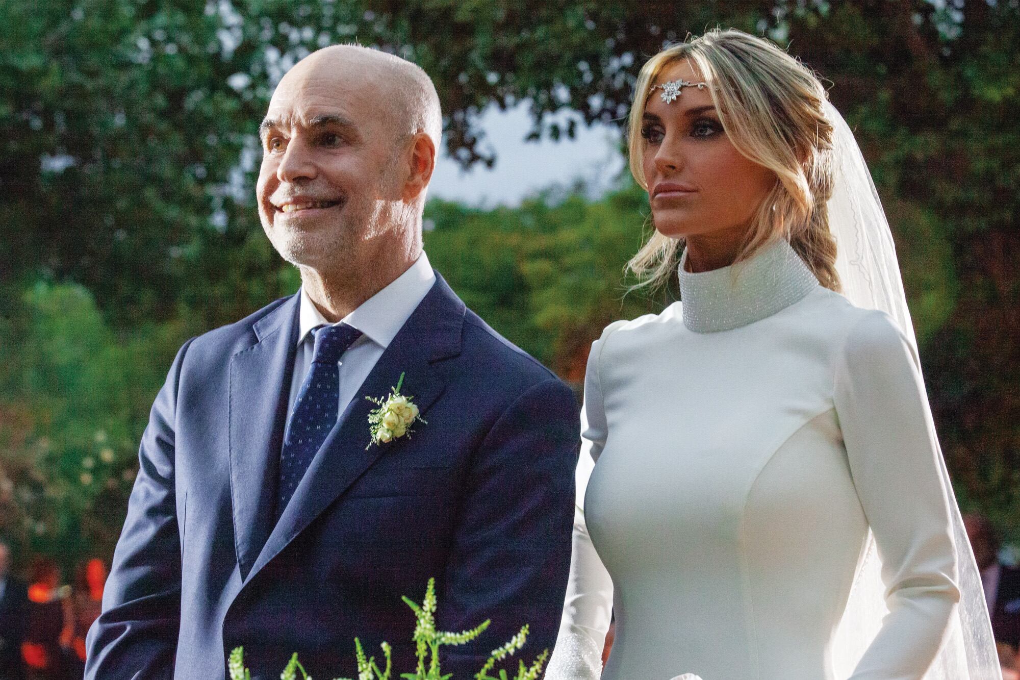 Horacio llevaba un traje azul oscuro; la corbata también oscura fue un regalo que Claudio Maylin, papá de Mili, le hizo a Horacio antes de morir.