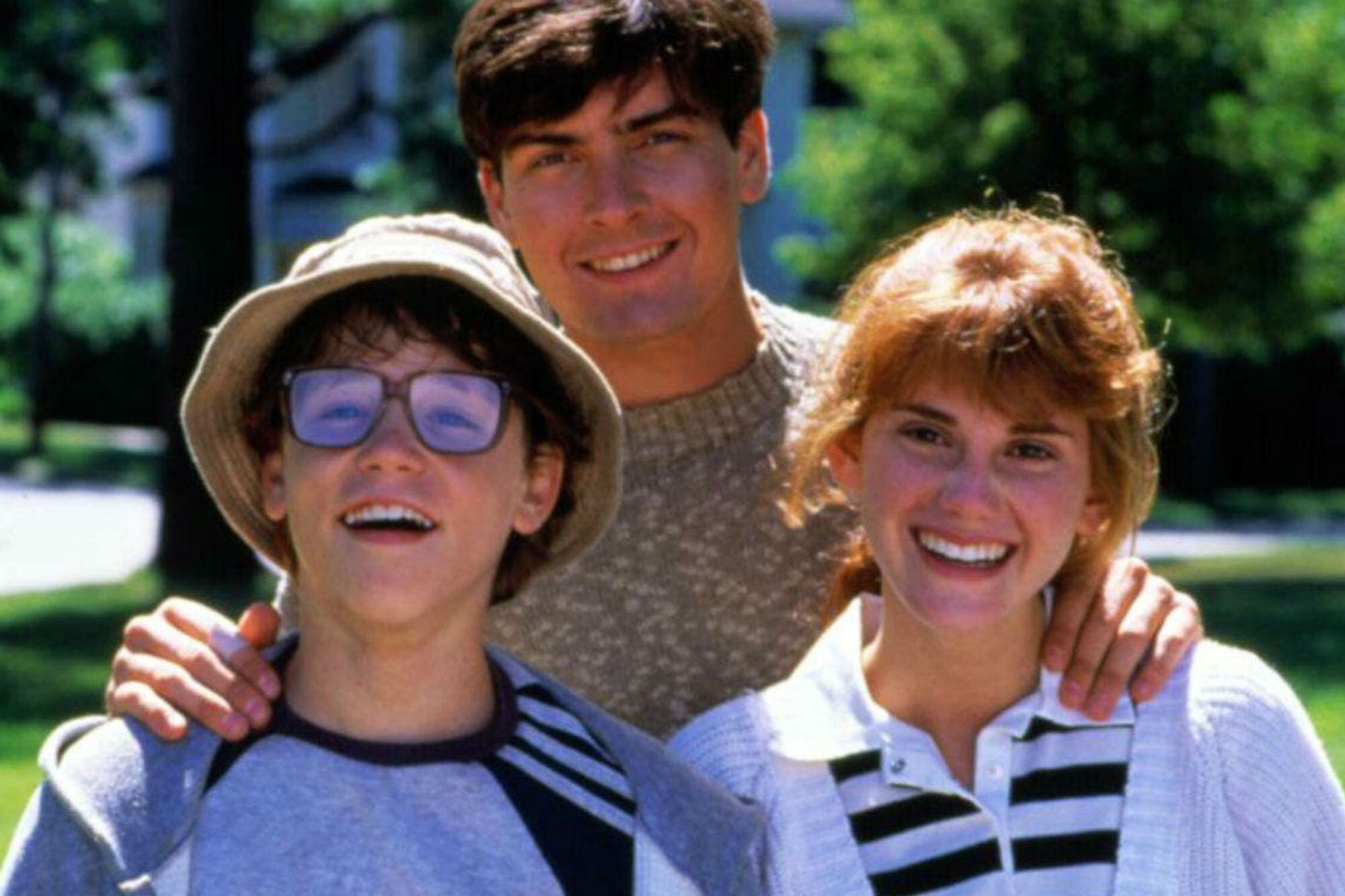 Charlie Sheen junto a Corey Haim y Kerri Green en el rodaje de la película La inocencia del primer amor