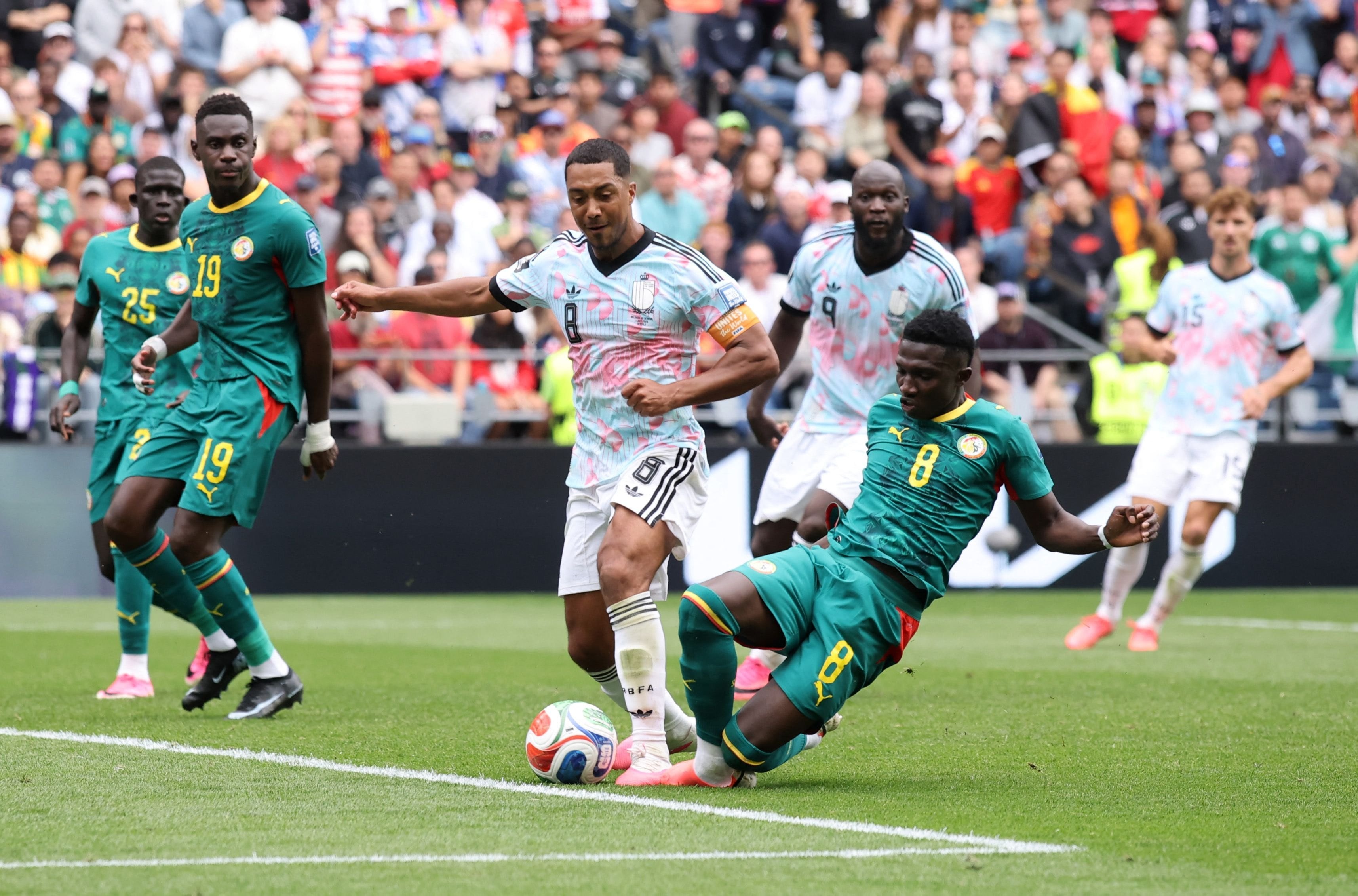 El foul de Lamine Camara sobre Youri Tielemans que derivó en el penal para el tercer gol de Bélgica