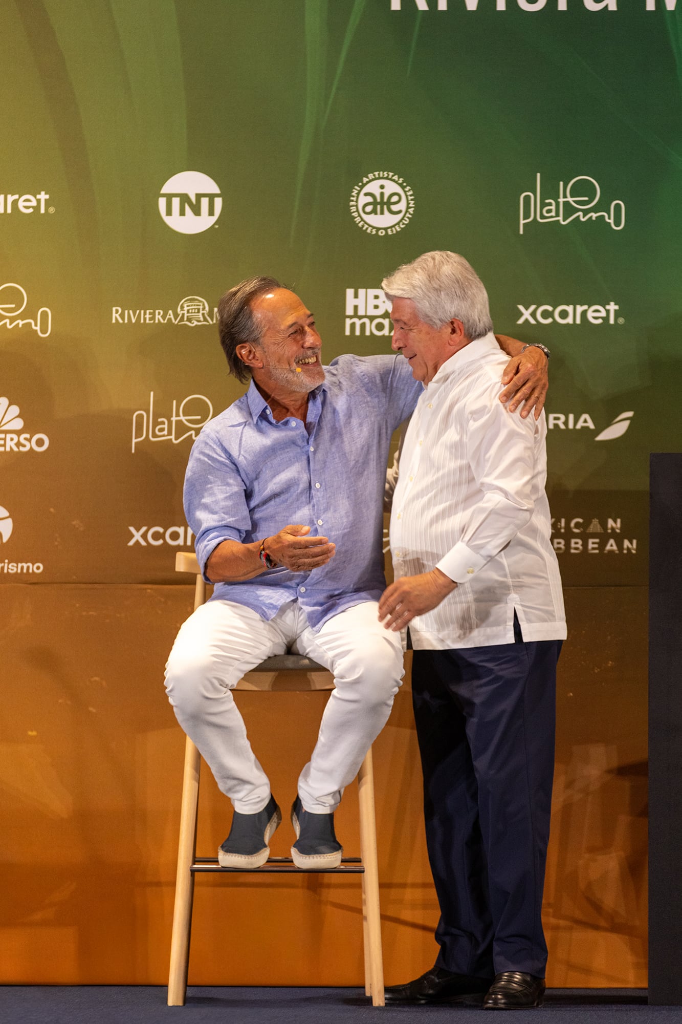 El afetuoso saludo entre Guillermo Francella y Enrique Cerezo, presidente de los Premios Platino y del Club Atlético de Madrid. Por supuesto que hablaron de fútbol antes de la conferencia de prensa