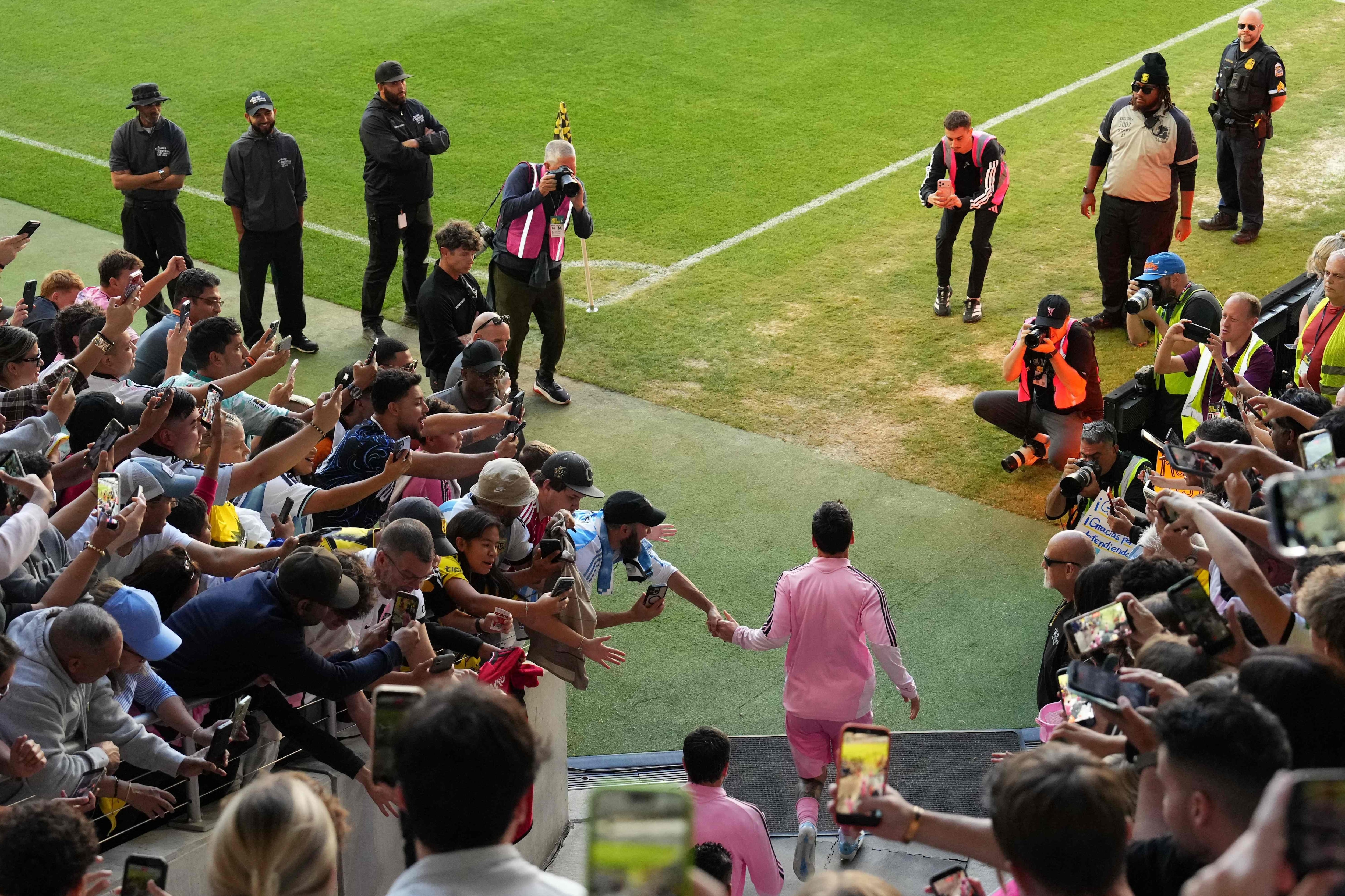 Los hinchas de Columbus Crew miran a Messi ingresar al estadio para la entrada en calor