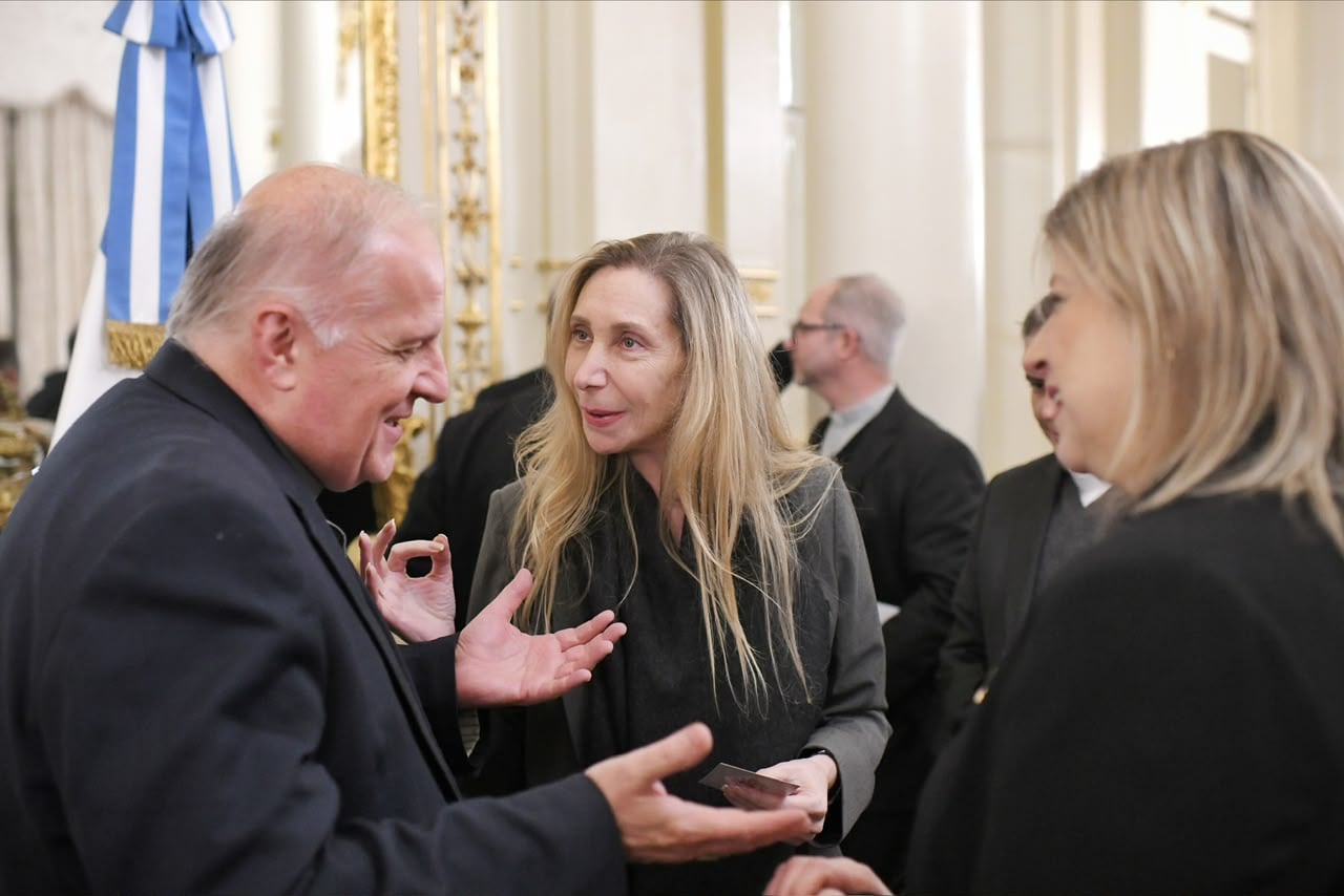 El nuncio apostólico, monseñor Michael Wallace Banach, con la secretaria general de la Presidencia, Karina Milei