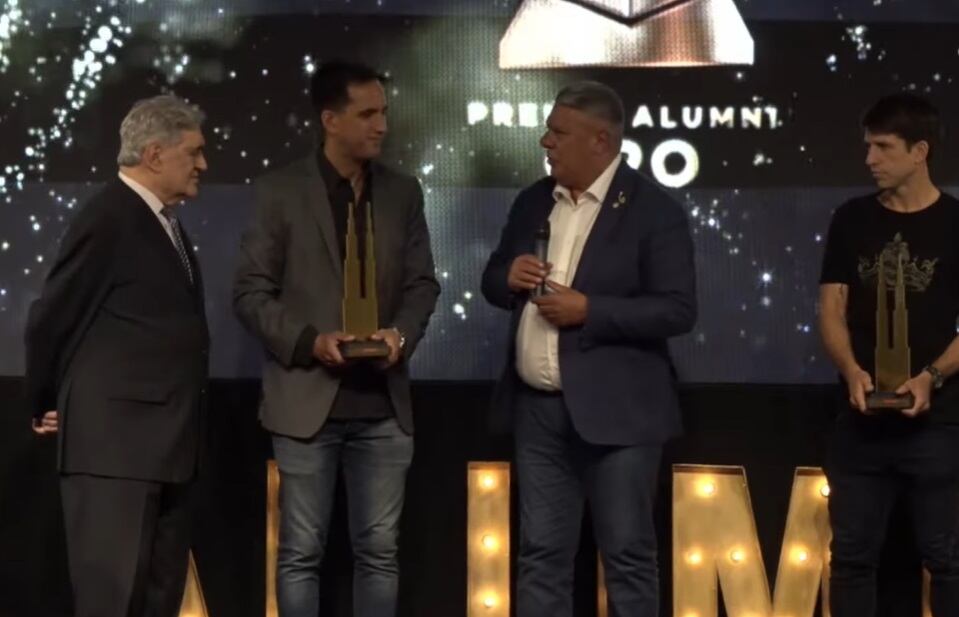 Diego Russo, hijo de Nicolás Russo, recibió el premio de manos de Chiqui Tapia