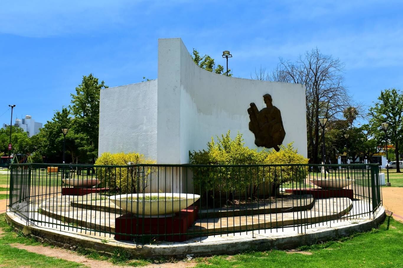 Monumento a la Confraternidad argentina-española, en la Plaza España, de La Plata, un monumento que tiene un destino incierto