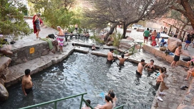 El Ministerio de Salud de Catamarca tomó muestras de agua en distintos puntos para determinar dónde pudo haberse producido la exposición