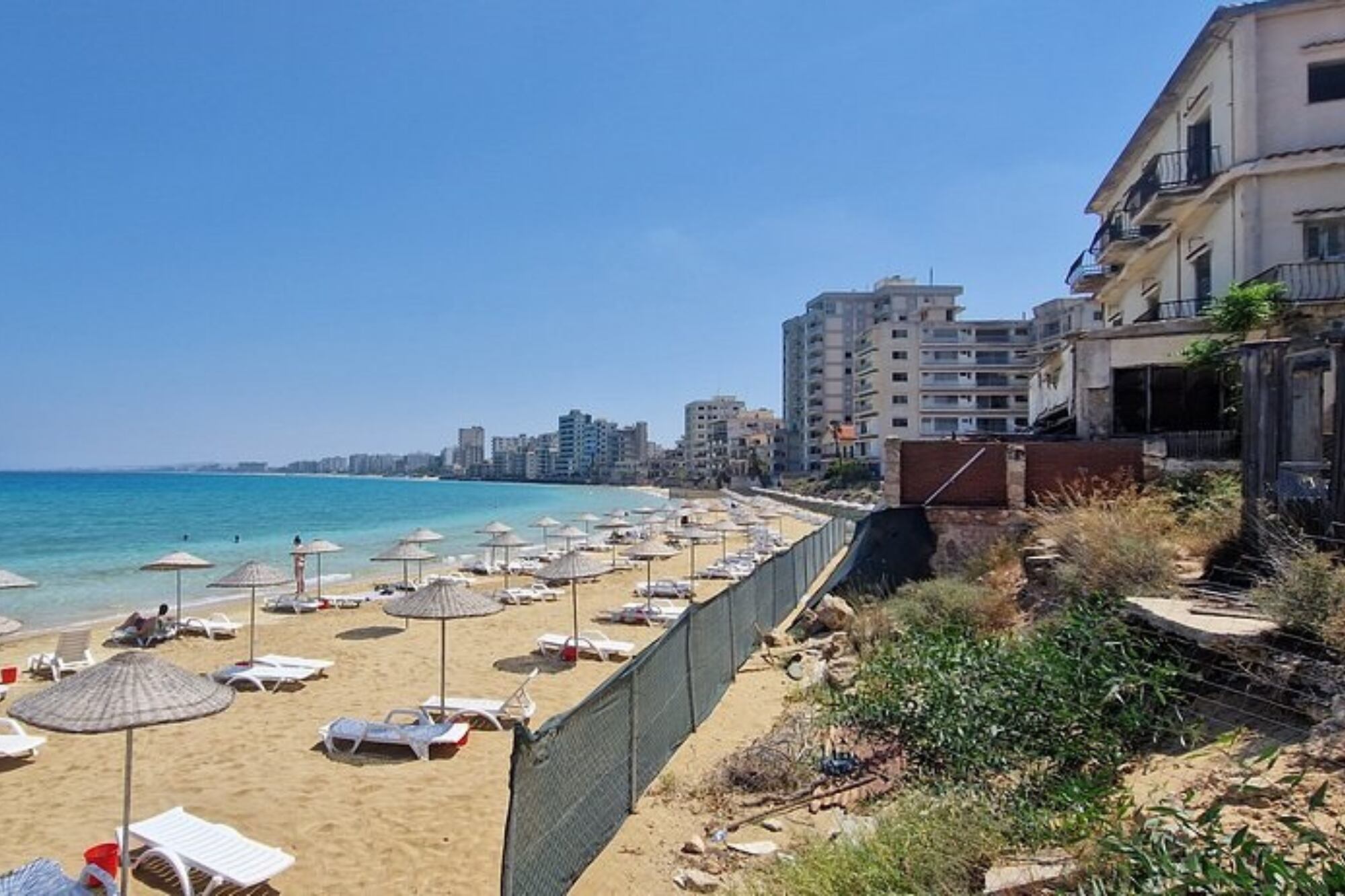 La historia de Varosha, la playa chipriota que pudo ser un destino exclusivo y terminó en desidia
