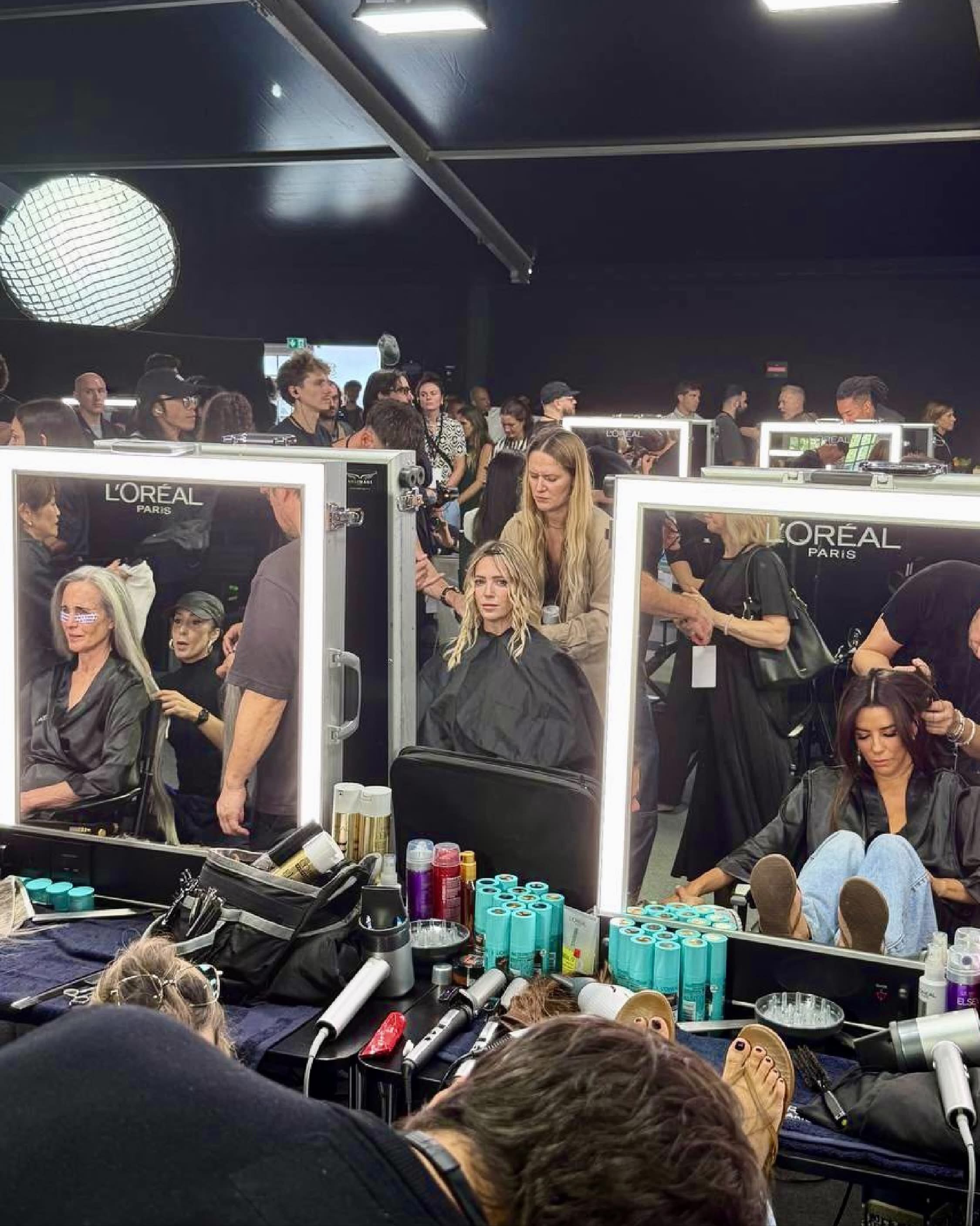 Luisana compartió escenas del backstage del desfile, donde se la vio preparándose entre otras estrellas internacionales como Eva Longoria y Andie MacDowell