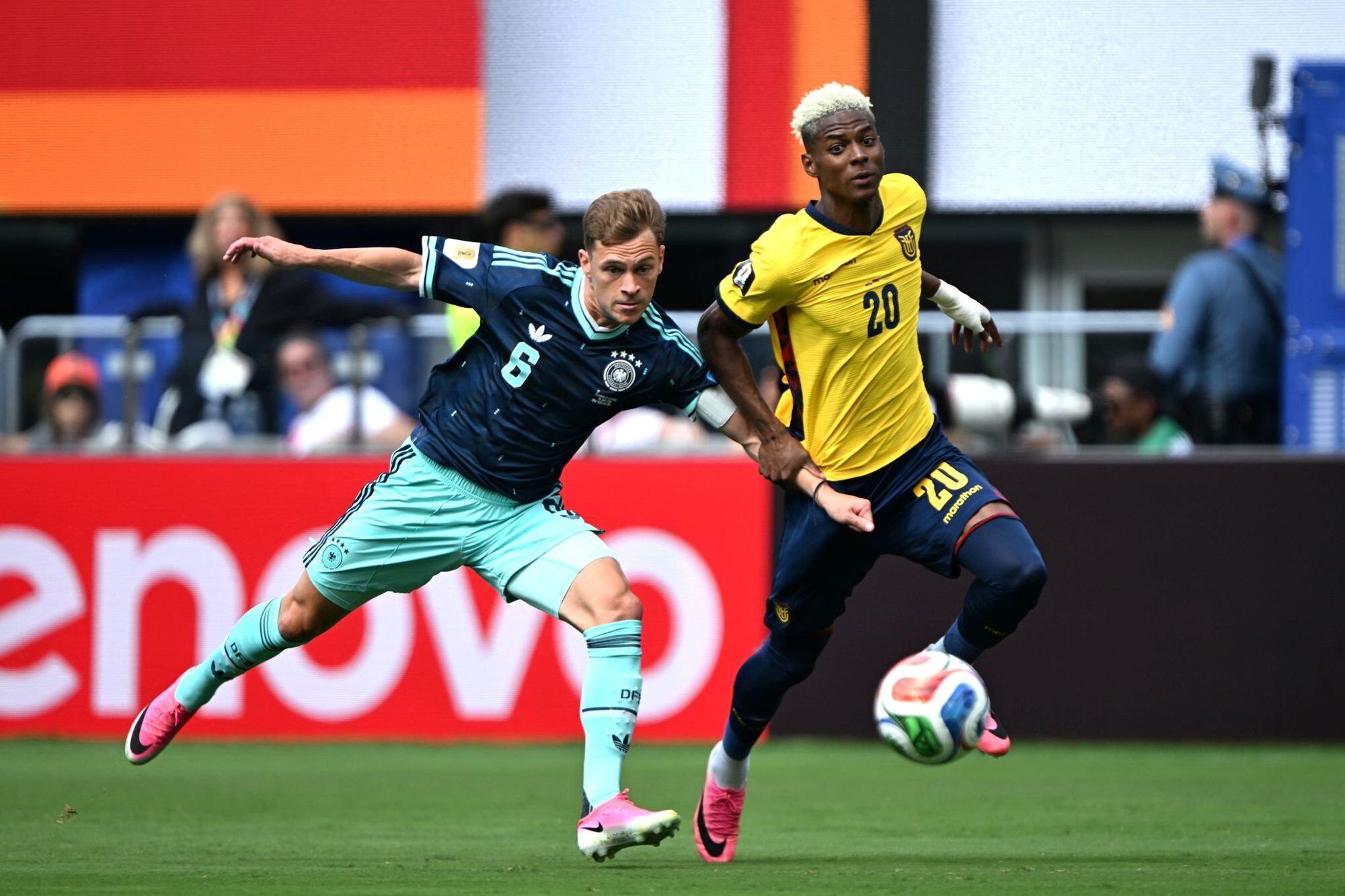El alemán Joshua Kimmich lucha por la pelota con el ecuatoriano Nilson Angulo