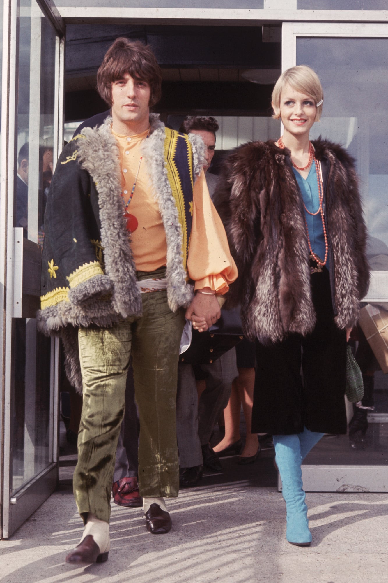 Twiggy junto a Justin de Villeneuve, en 1967. Se pusieron de novios cuando ella tenía 15 y él, 25