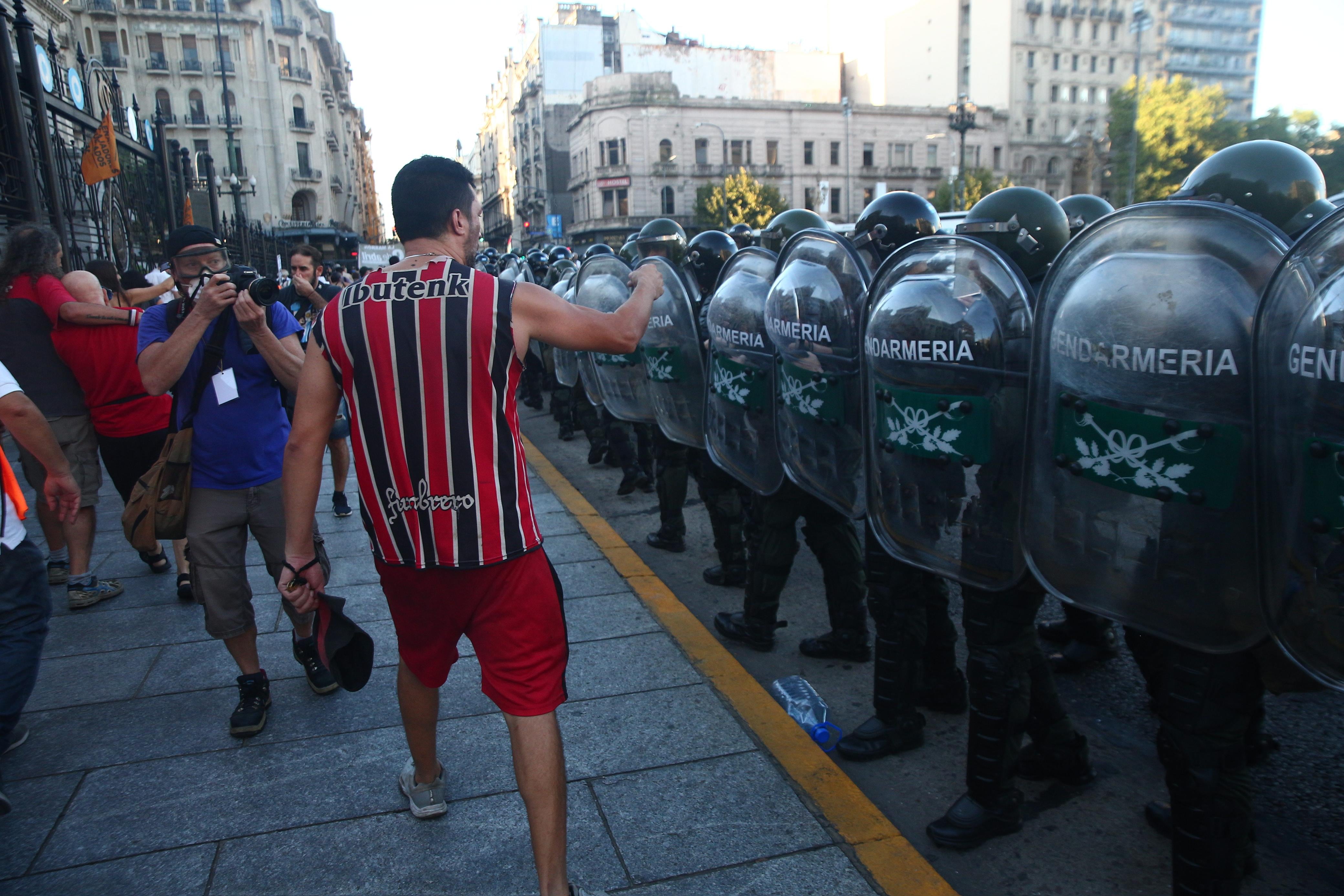 La policía lanza gases a los jubilados y manifestantes que protestan frente al Congreso de la Nación