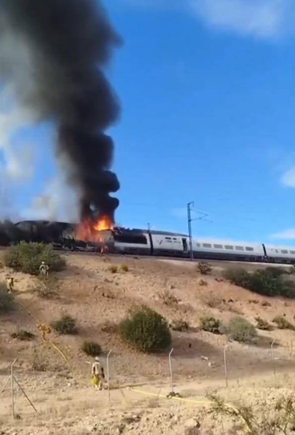 El tren envuelto en llamas cerca de Ricla