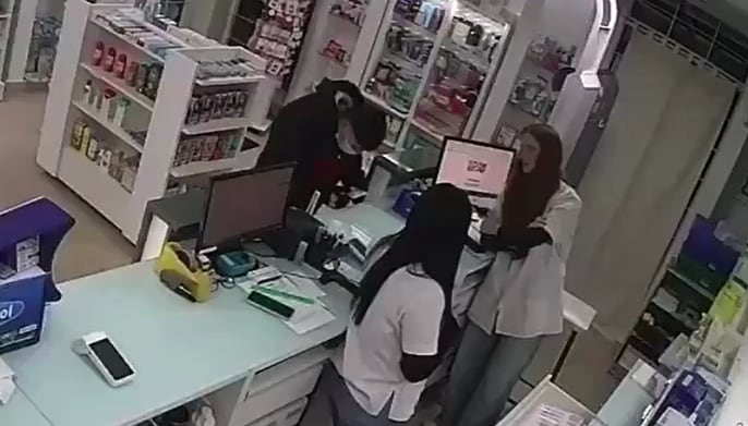 El primer ladrón simuló querer un medicamento