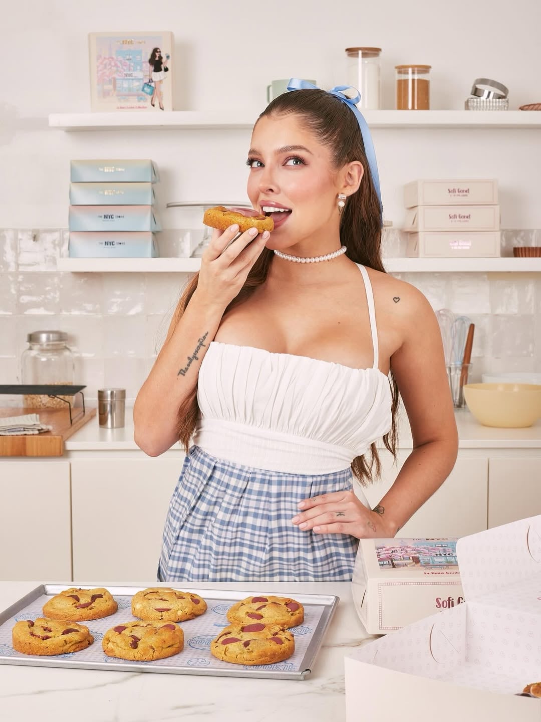 Gonet comenzó en las redes con videos de reseñas gastronómicas; en 2025 sacó su caja de cookies en una colaboración con un conocido local (Foto: Instagram @sofiagonet)