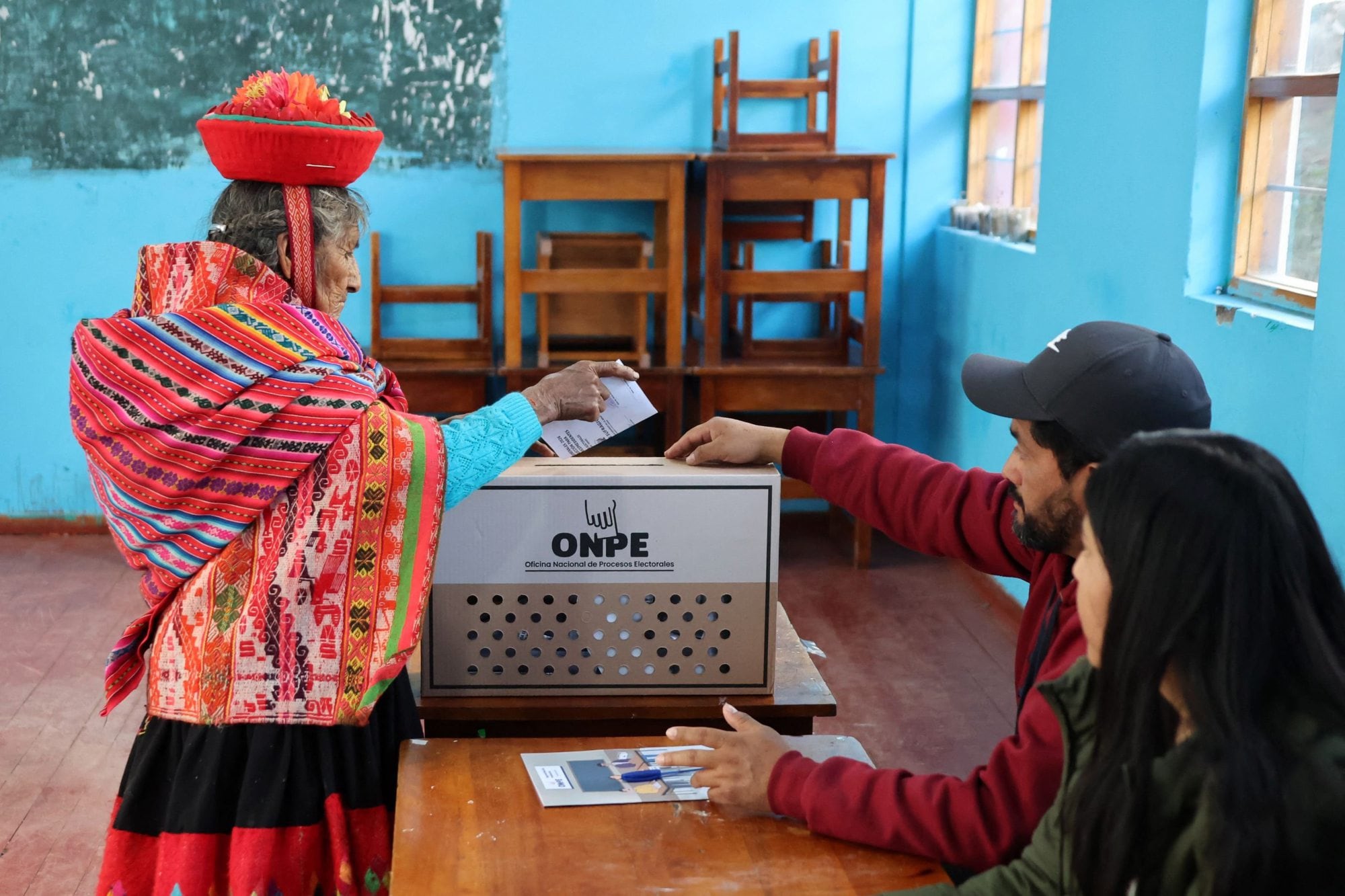 Una residente local emite su voto durante la segunda vuelta de las elecciones presidenciales en un colegio electoral de Ollantaytambo, departamento de Cusco, Perú