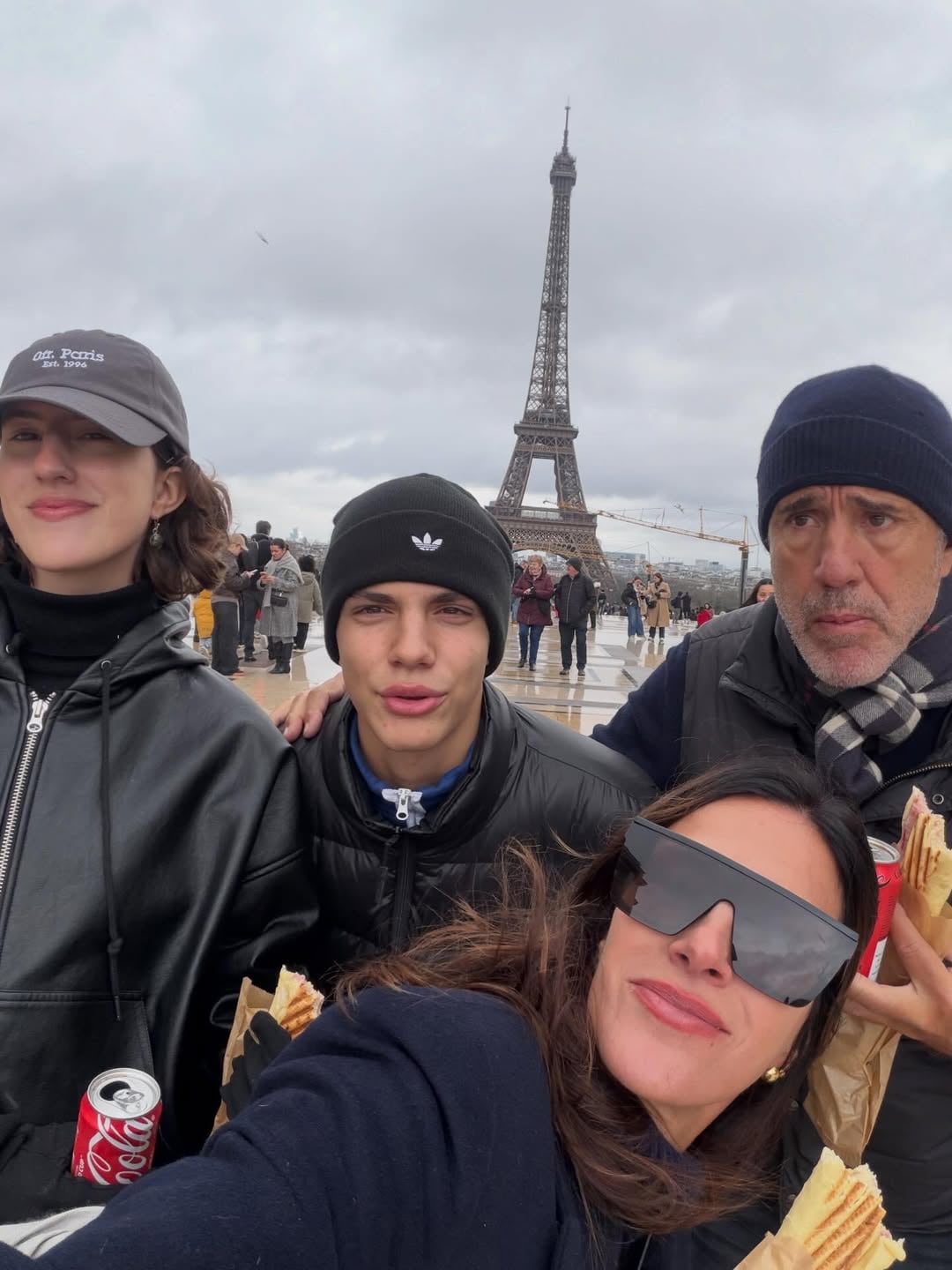Dolores Trull junto a su marido y sus dos hijos en París (Foto: Instagram/@dolorestrull)