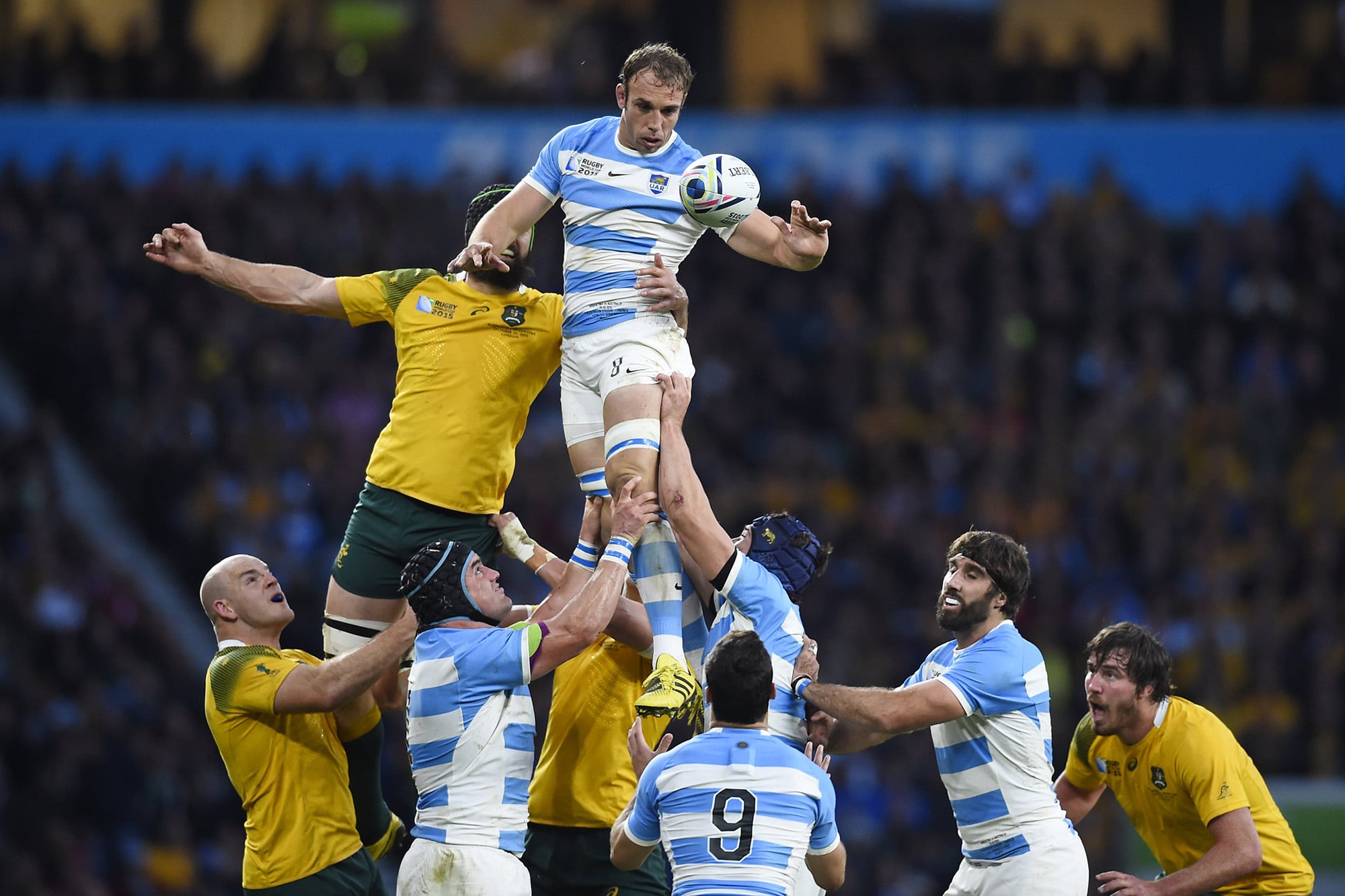 El rosarino Leo Senatore, jugando para los Pumas