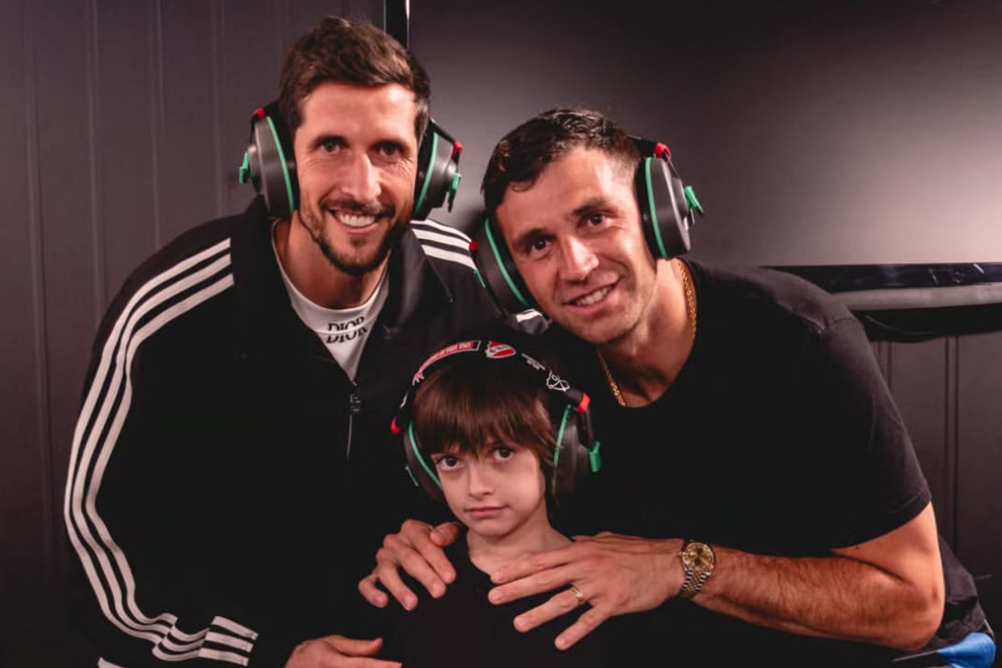 Rodrigo Rey, su hijo Benicio y Emiliano Martínez (Foto: Instagram @caindependiente)