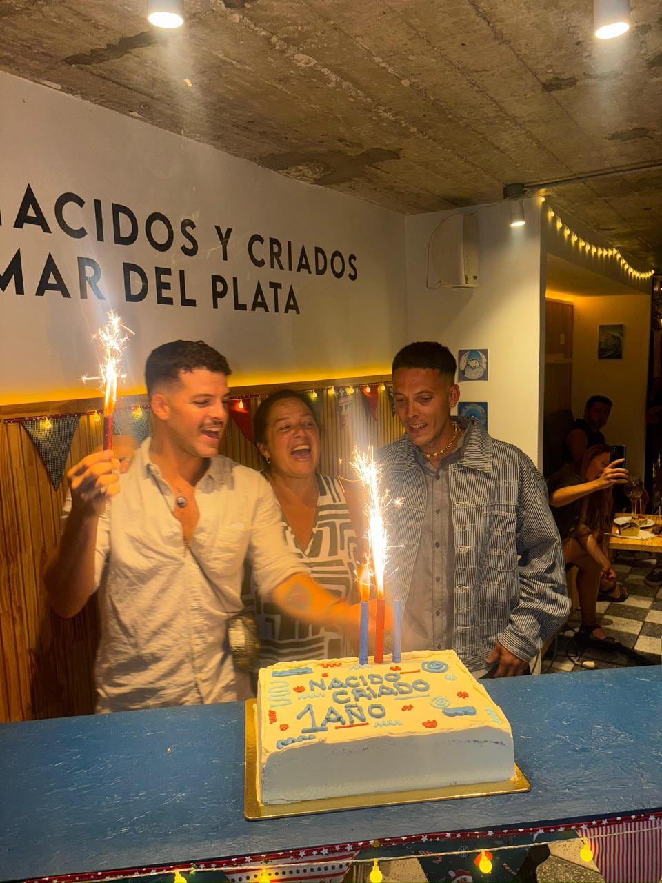 Manuel con su mamá y su hermano festejando el primer aniversario de Nacido y criado en Mar del Plata, el restaurante que abrieron los tres.