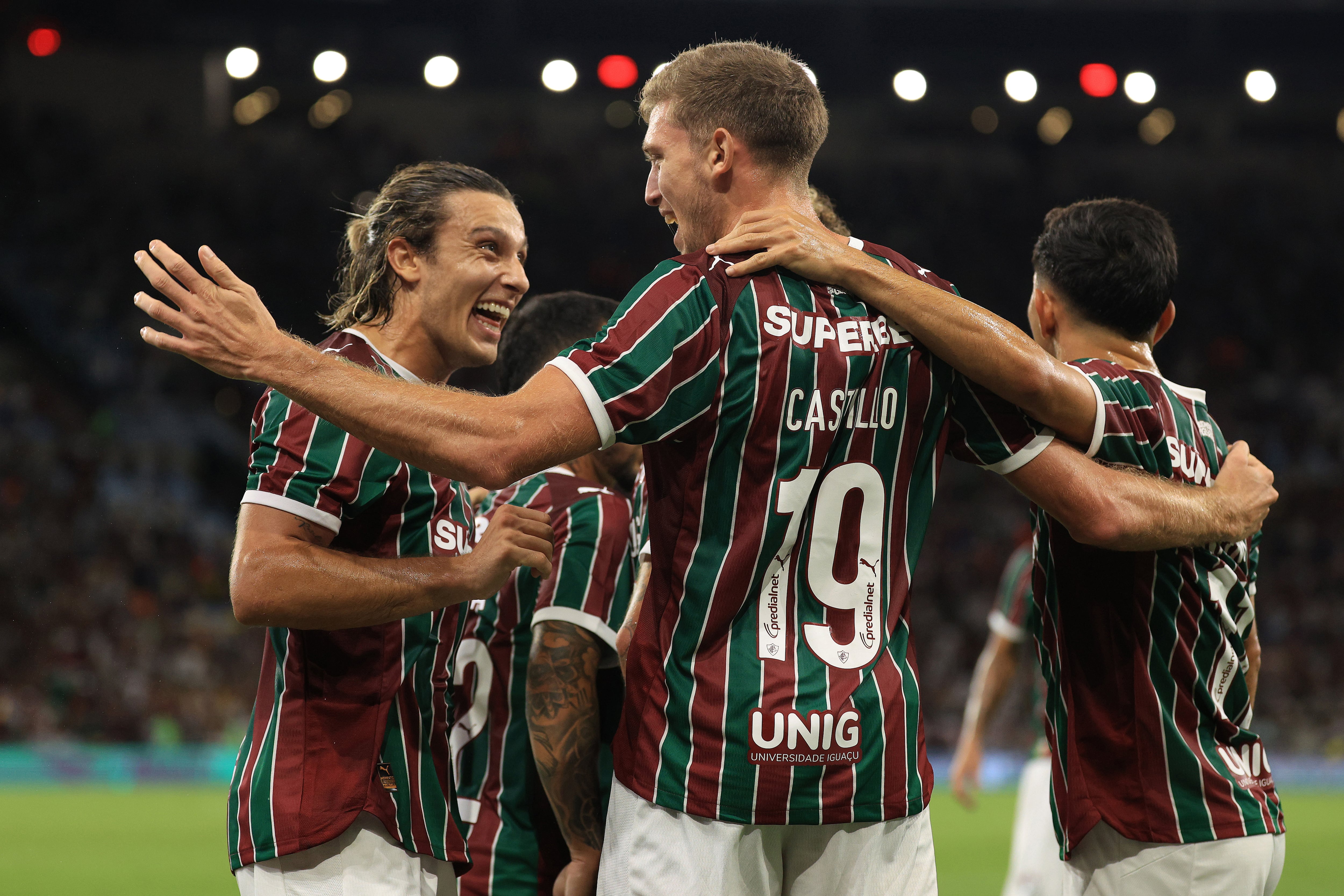 Una dupla que puede funcionar en Fluminense: el uruguayo Agustín Canobbio lanzó el centro preciso para que el exdelantero de Lanús aventajara a su marca y cabeceara cómodamente.