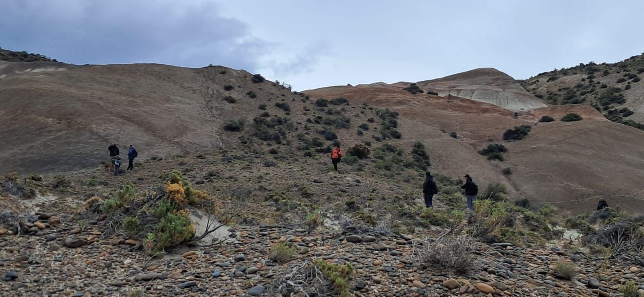 Decenas de efectivos realizan rastrillajes en la zona de Puerto Visser, en donde se encontró la camioneta que trasladaba a la pareja