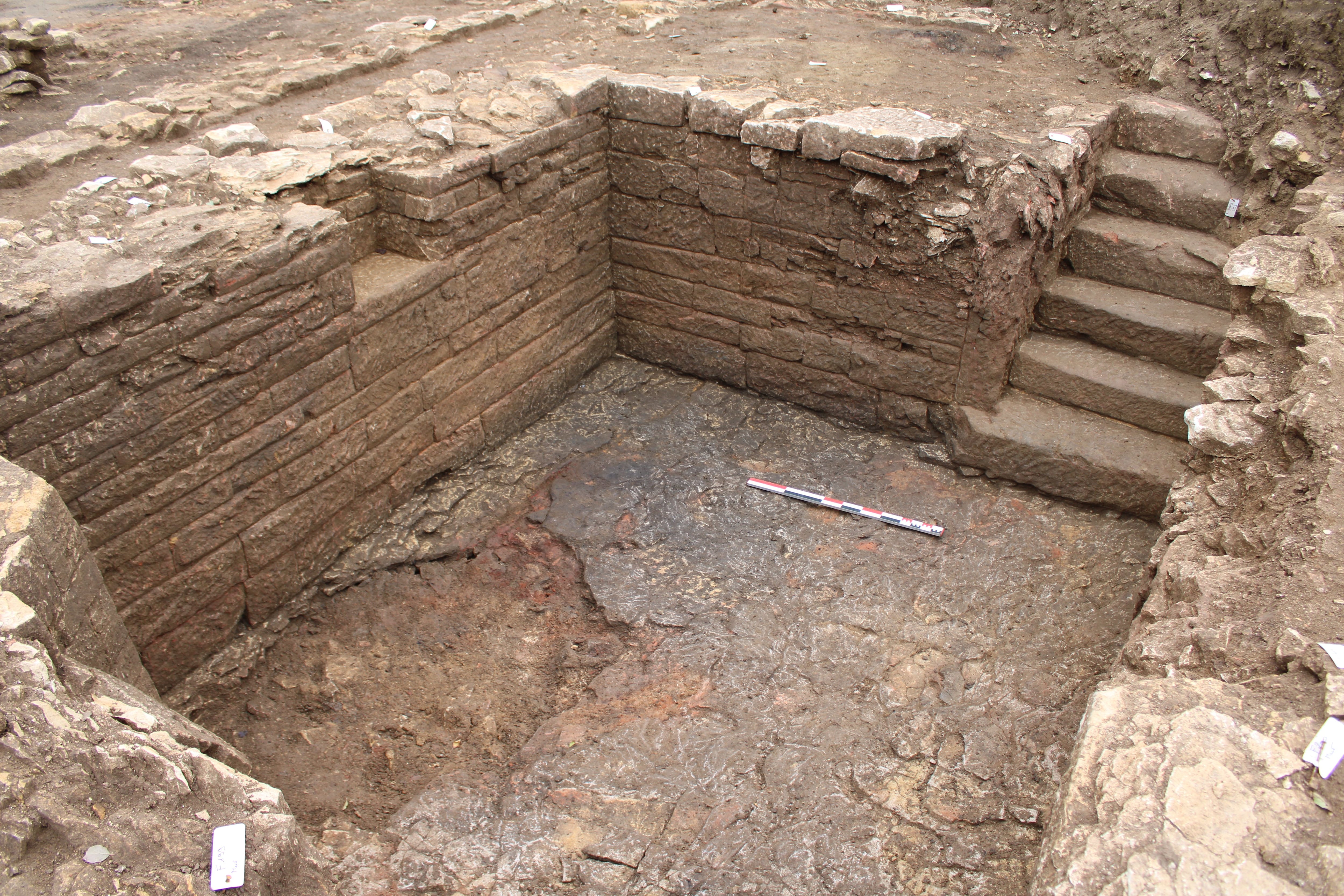 El suelo de un hipocausto, realizado con baldosas reutilizadas, encima de una bodega abandonada, ilustra las reconfiguraciones del barrio durante la Antigüedad tardía
