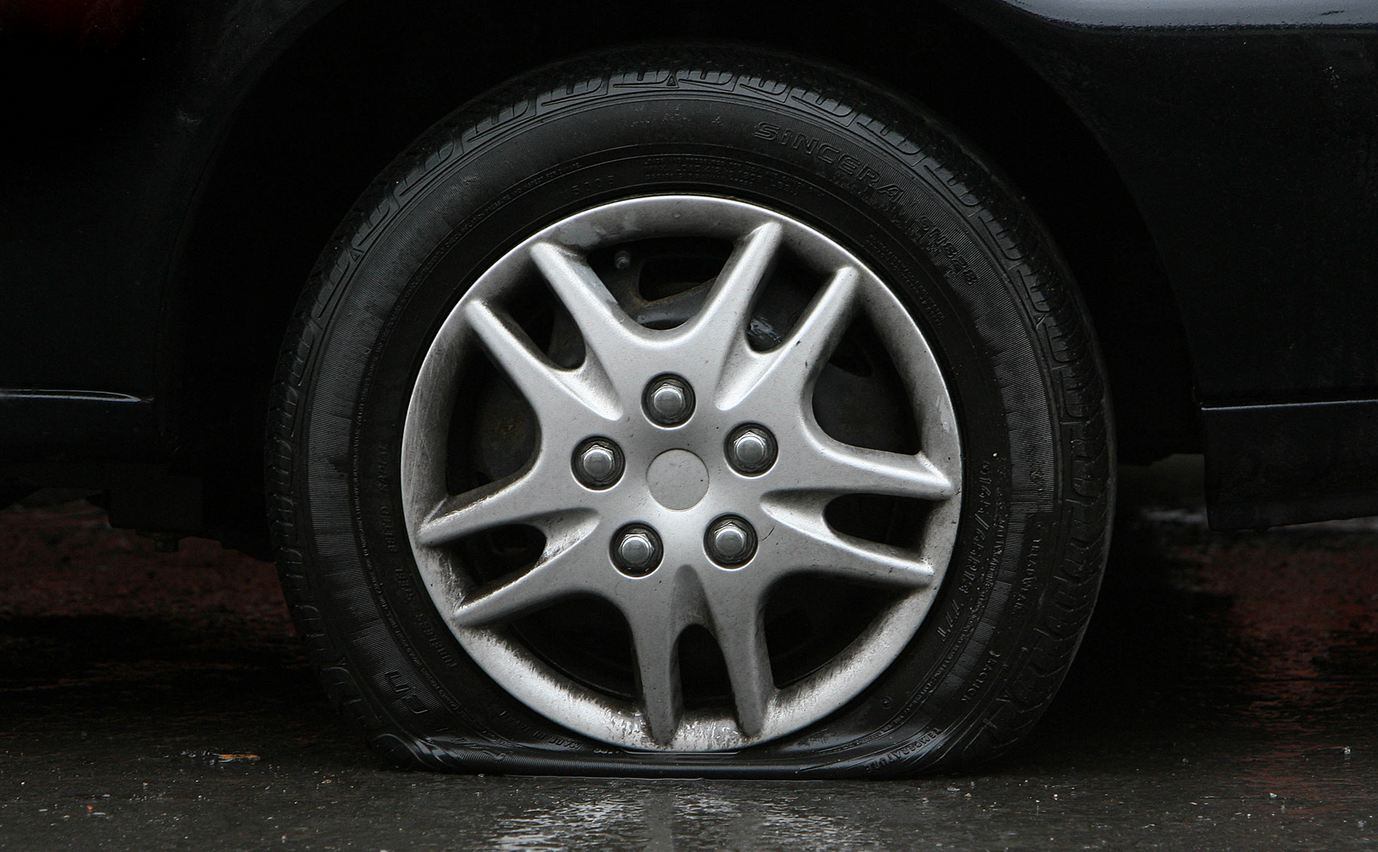 Las gomas pueden perder presión y se pueden deformar las llantas si se deja el vehículo parado durante mucho tiempo