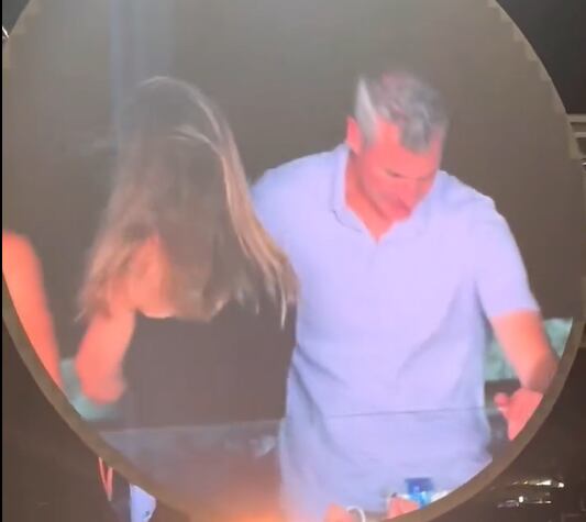 Al darse cuenta, ambos se separaron y la mujer se tapó la cara (Captura: TikTok)
