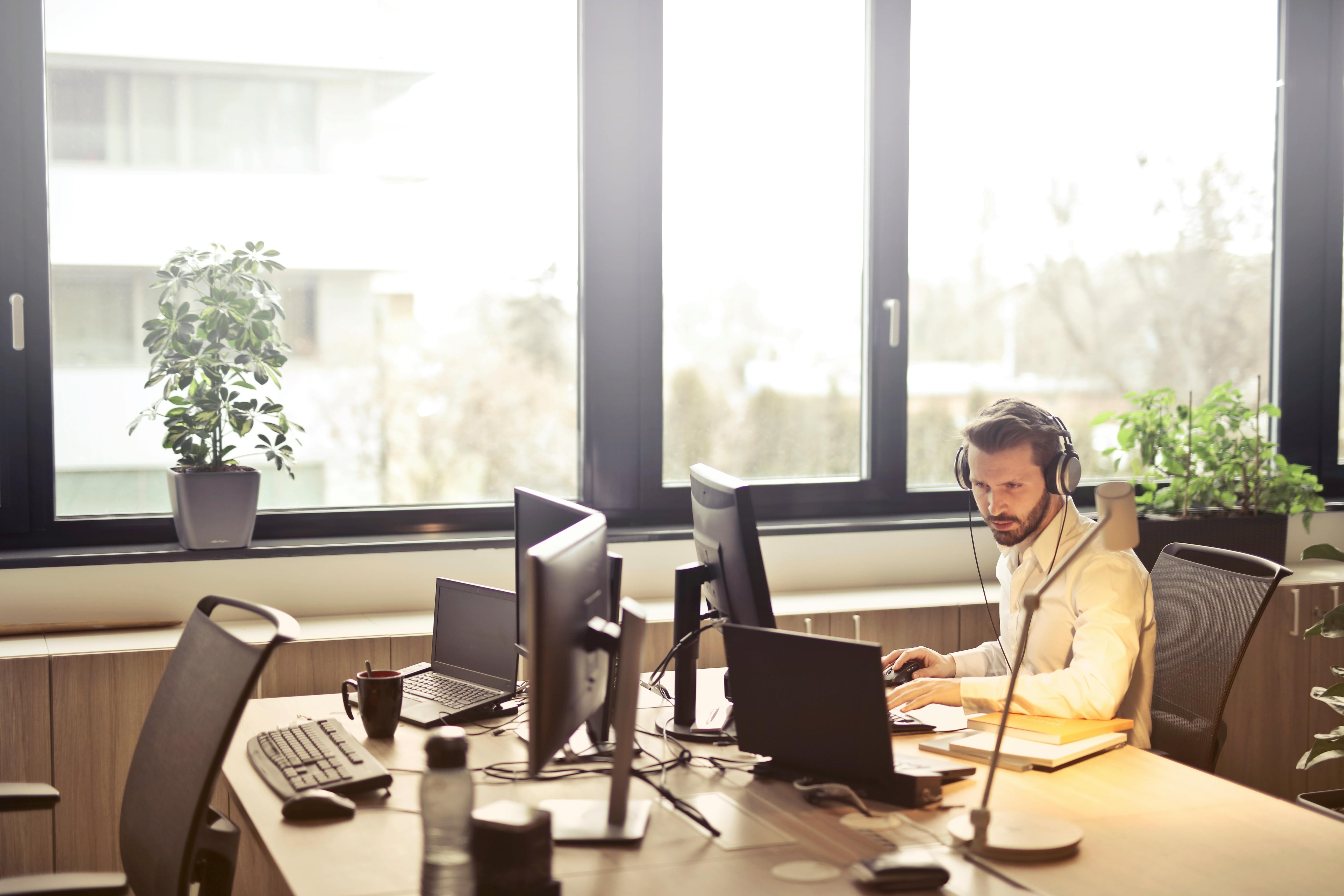 Los empleados disfrutan de horarios flexibles, capacitación pagada y un ambiente de trabajo que valora la colaboración