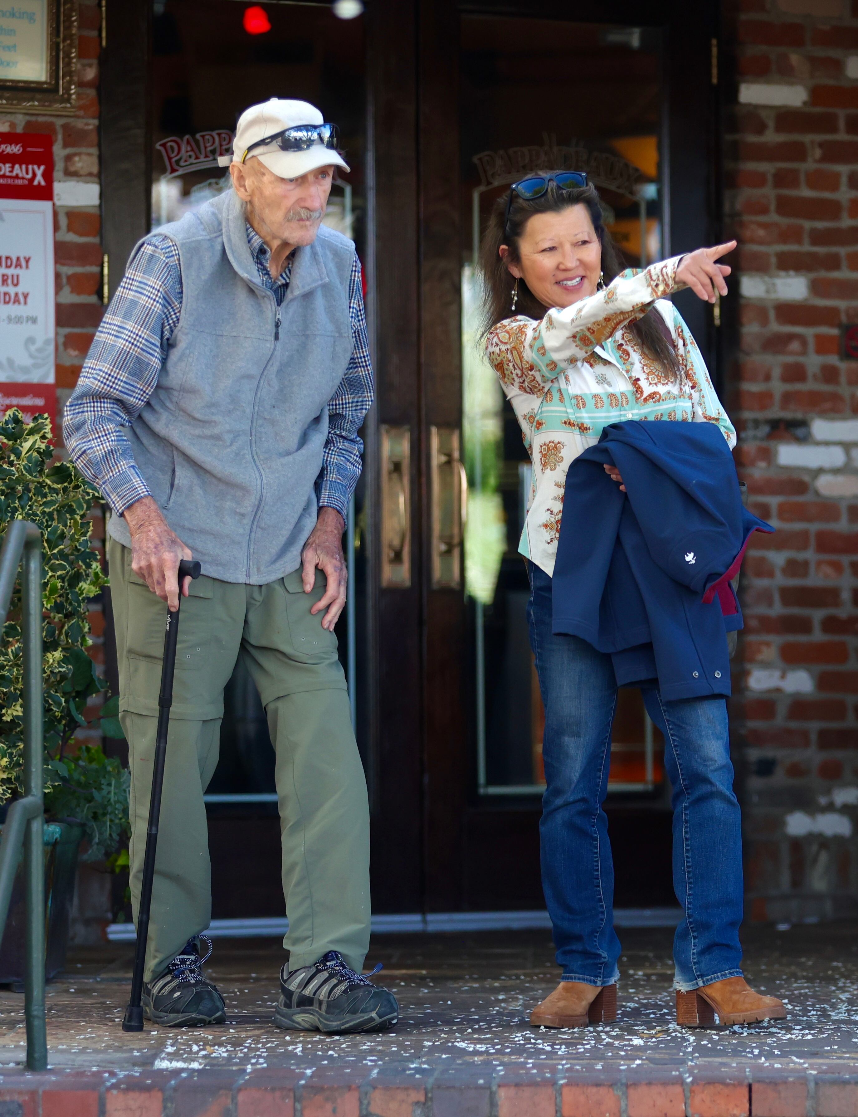 Gene Hackman y su esposa, Betsy Arakawa, fotografiados en abril del año pasado