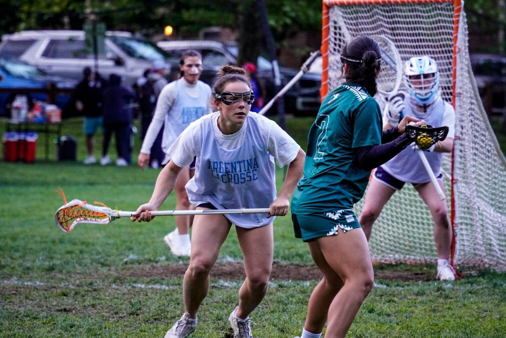 Dado su nivel de exigencia, es esencial una evaluación médica previa, que incluya electrocardiograma, ecocardiograma doppler, pruebas de esfuerzo y análisis clínicos