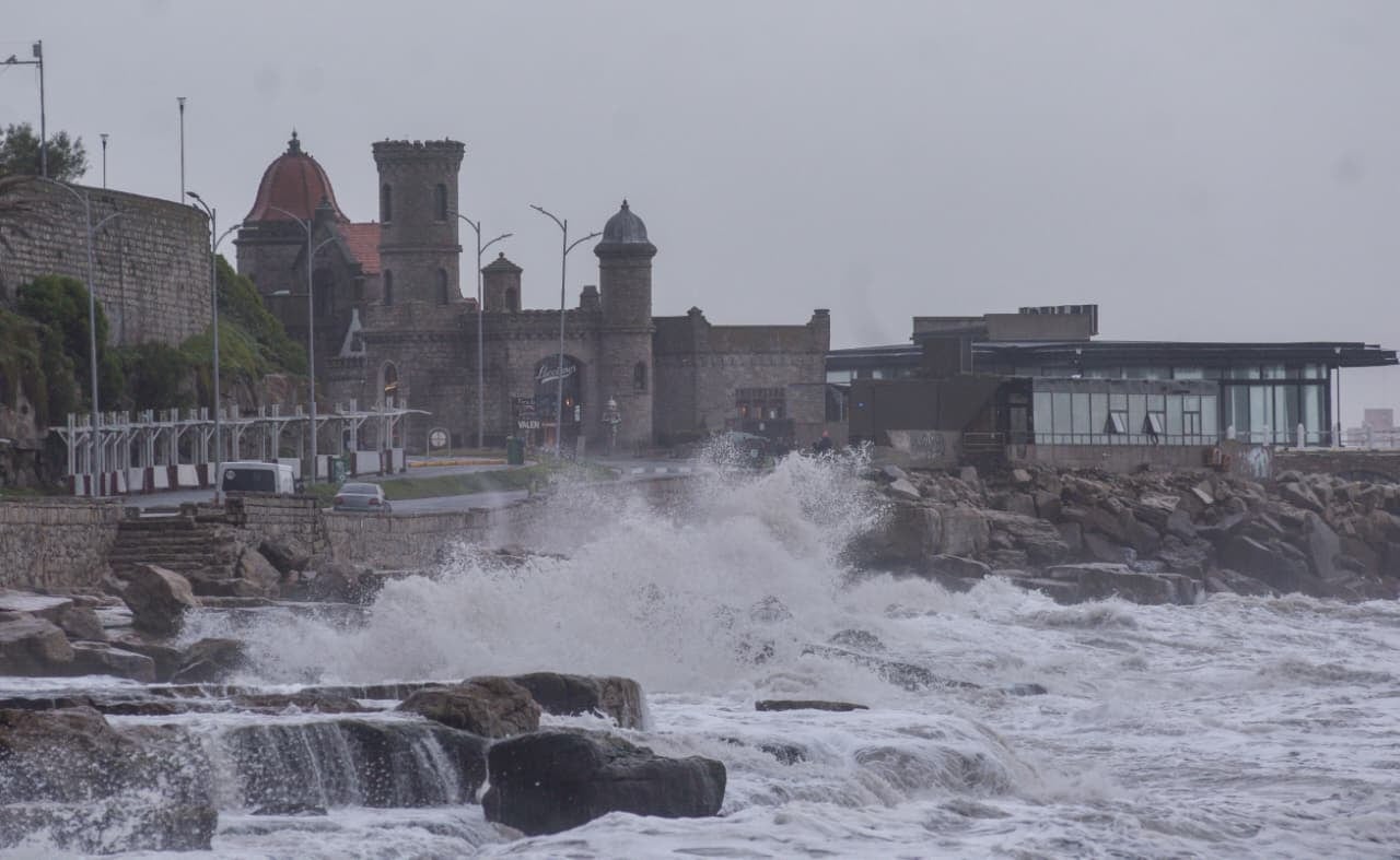 temporal de viento y olas de 5 metros en escolleras de Mar del Plata