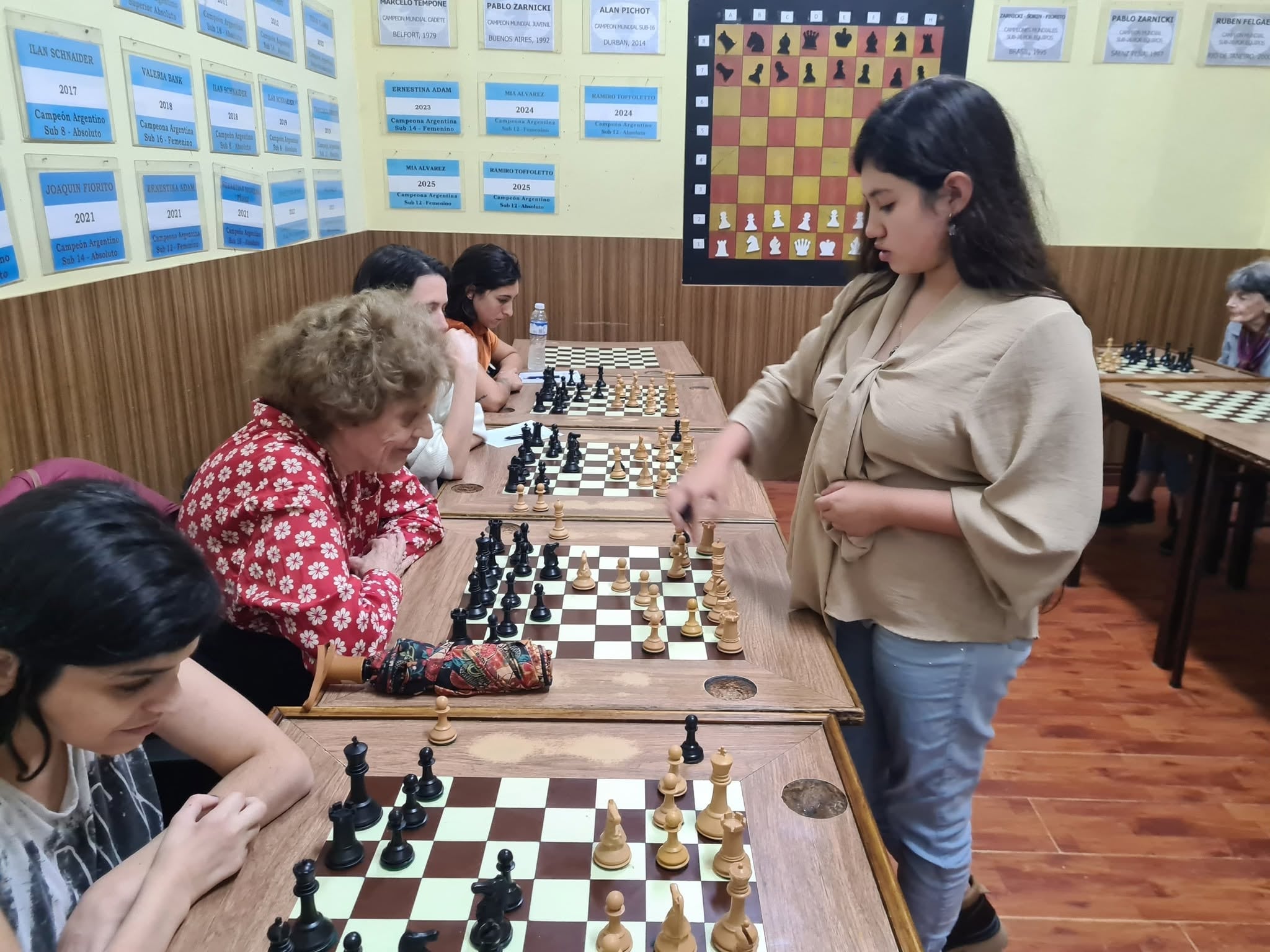 En sus torneos abiertos, es moneda corriente ver a niños de 8 años, con la mirada fija en el tablero, enfrentando a experimentados jugadores de 80
