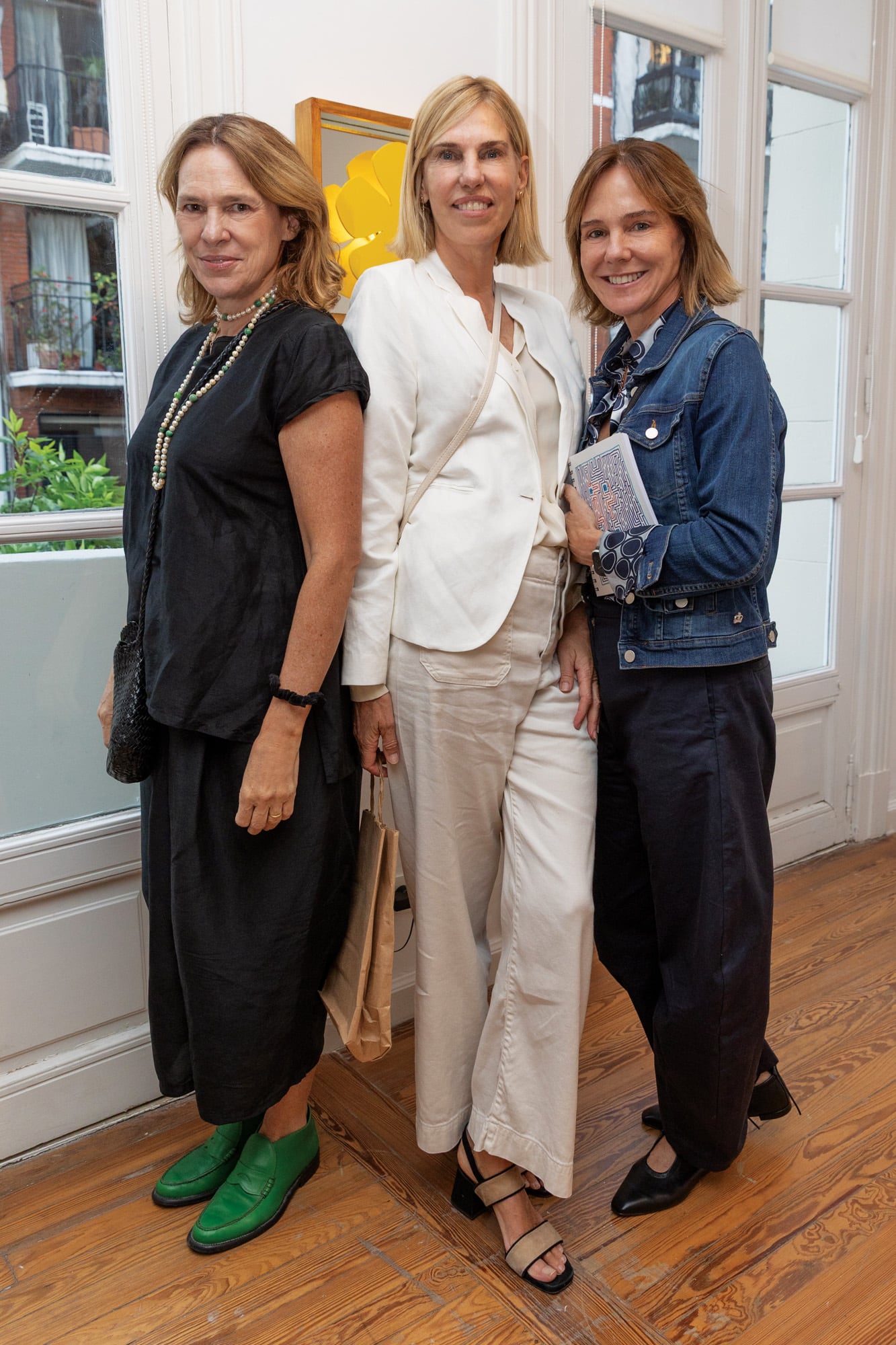 Juana, Alejandra (que expuso enormes flores de colores) y Greta Hoeffner