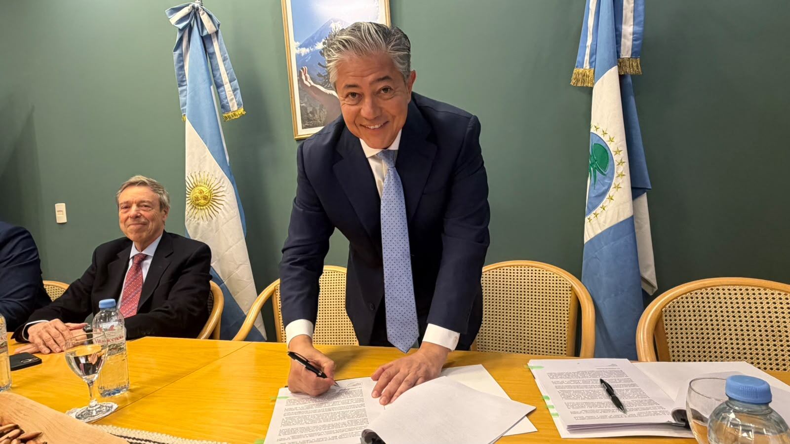 Neuquén firma acuerdo con petroleras para financiar rutas en Vaca Muerta
