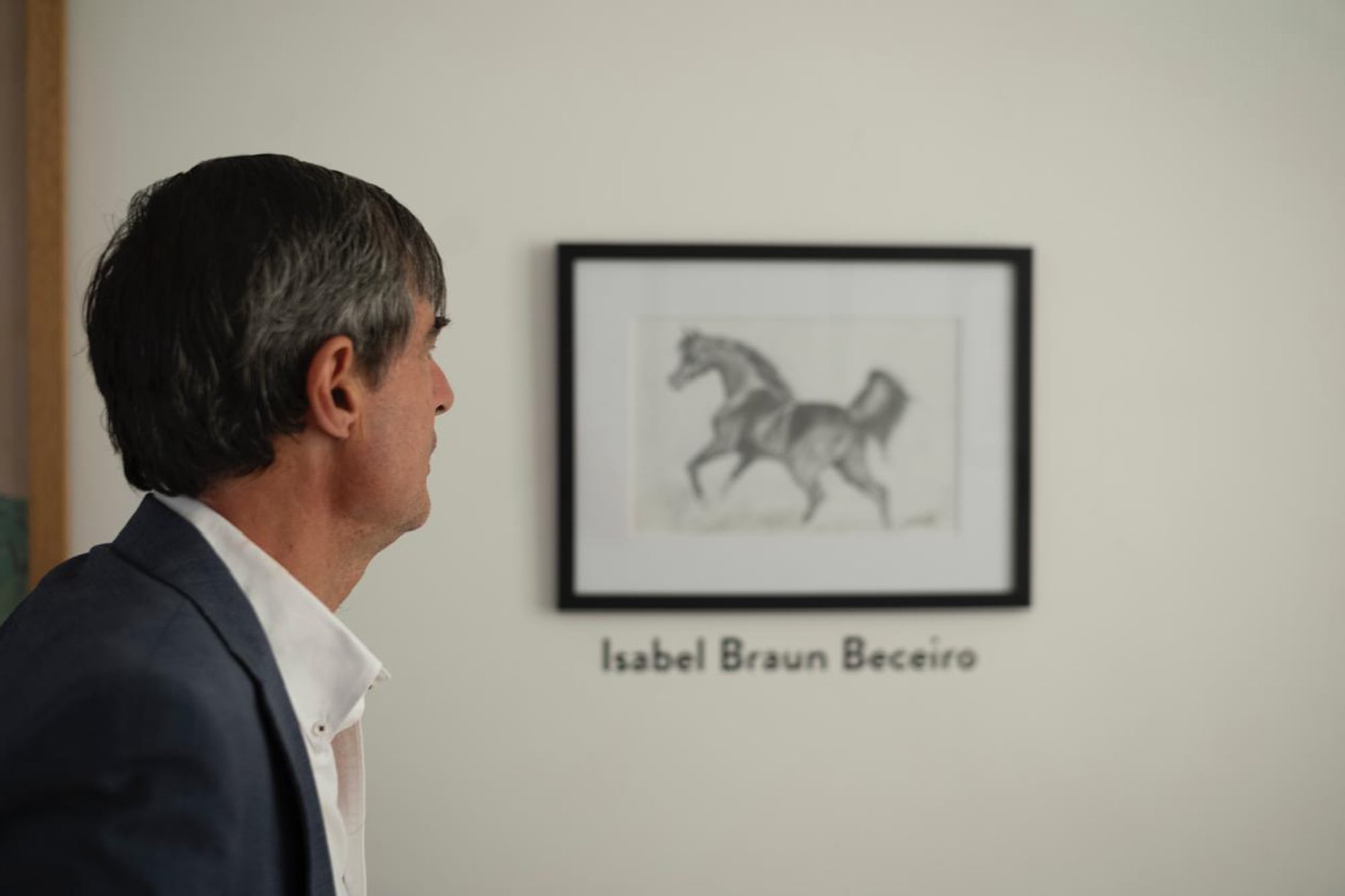 Martín Braun observa una obra de su hija Isabel, de 15 años.