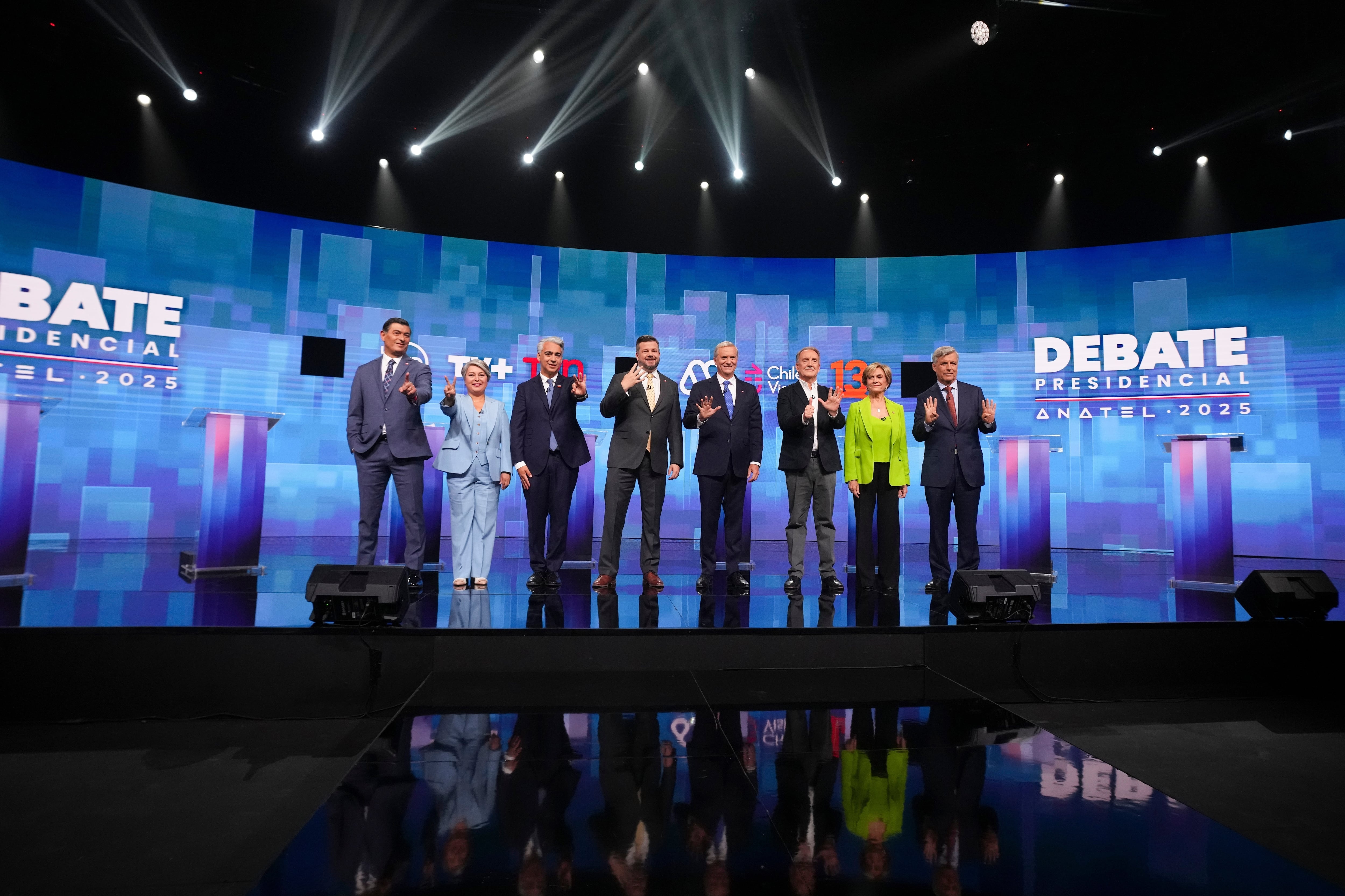 De izquierda a derecha, los candidatos presidenciales Franco Parisi del Partido del Pueblo; Jeannette Jara de la coalición Unidad por Chile; Marco Enriquez-Ominami del Partido Progresista; Johannes Kaiser del Partido Libertario Nacional; José Antonio Kast del Partido Republicano; Eduardo Artes del Partido Acción Proletaria; Evelyn Matthei de la coalición Chile Vamos y el independiente Harold Mayne-Nicholls gesticulan antes de un debate previo a las elecciones generales, en Santiago de Chile, el lunes 10 de noviembre de 2025 (Foto AP/Esteban Félix)