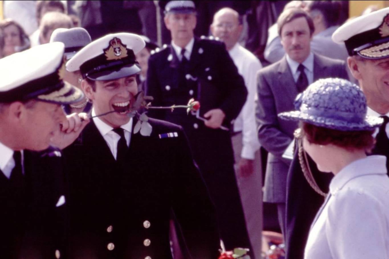 El príncipe Andrés, el día que retornó de Malvinas, juega con una rosa en su boca frente a su madre