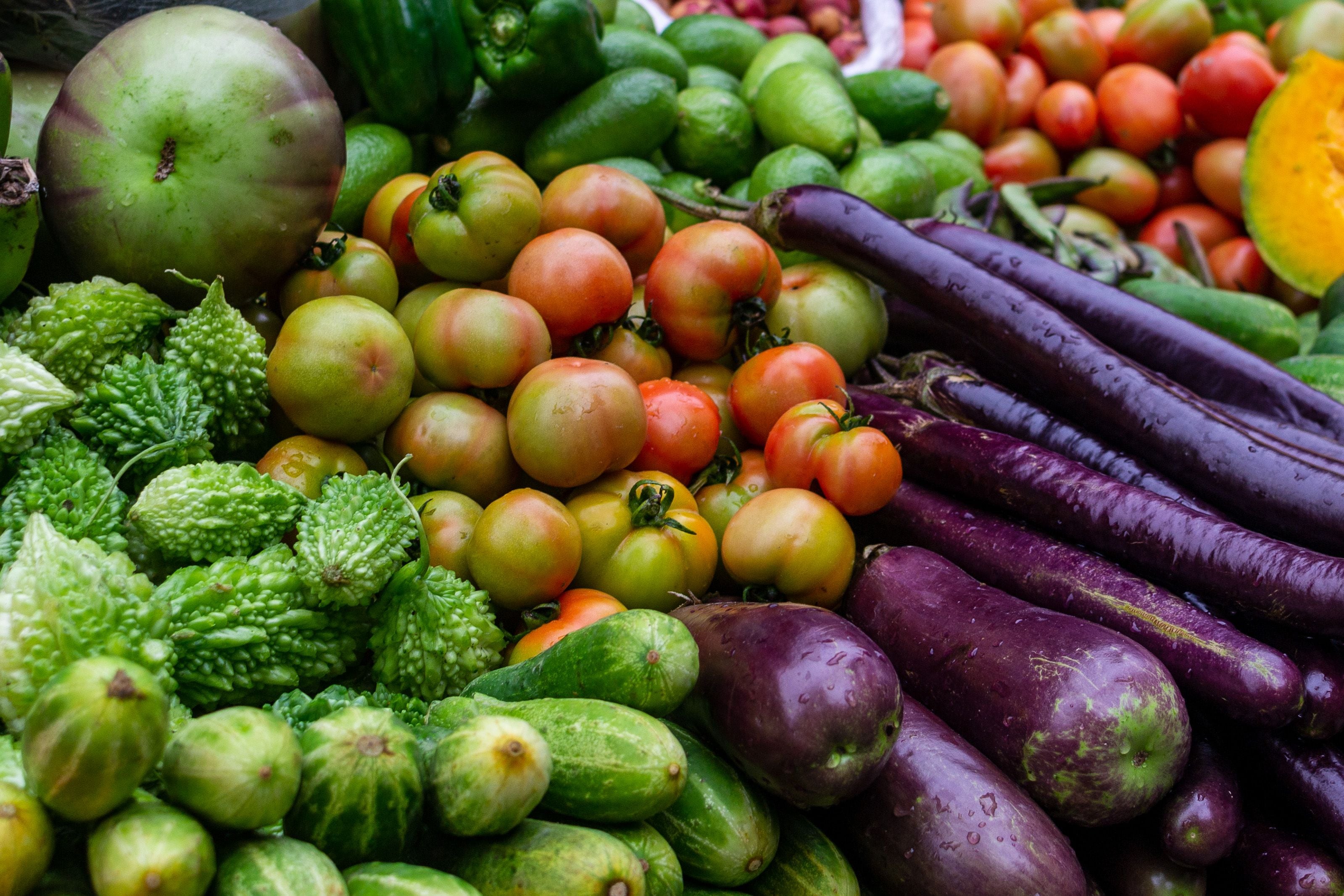 Aportan fibra, antioxidantes como polifenoles y vitaminas, además de grasas saludables esenciales, tales como los ácidos omega-3