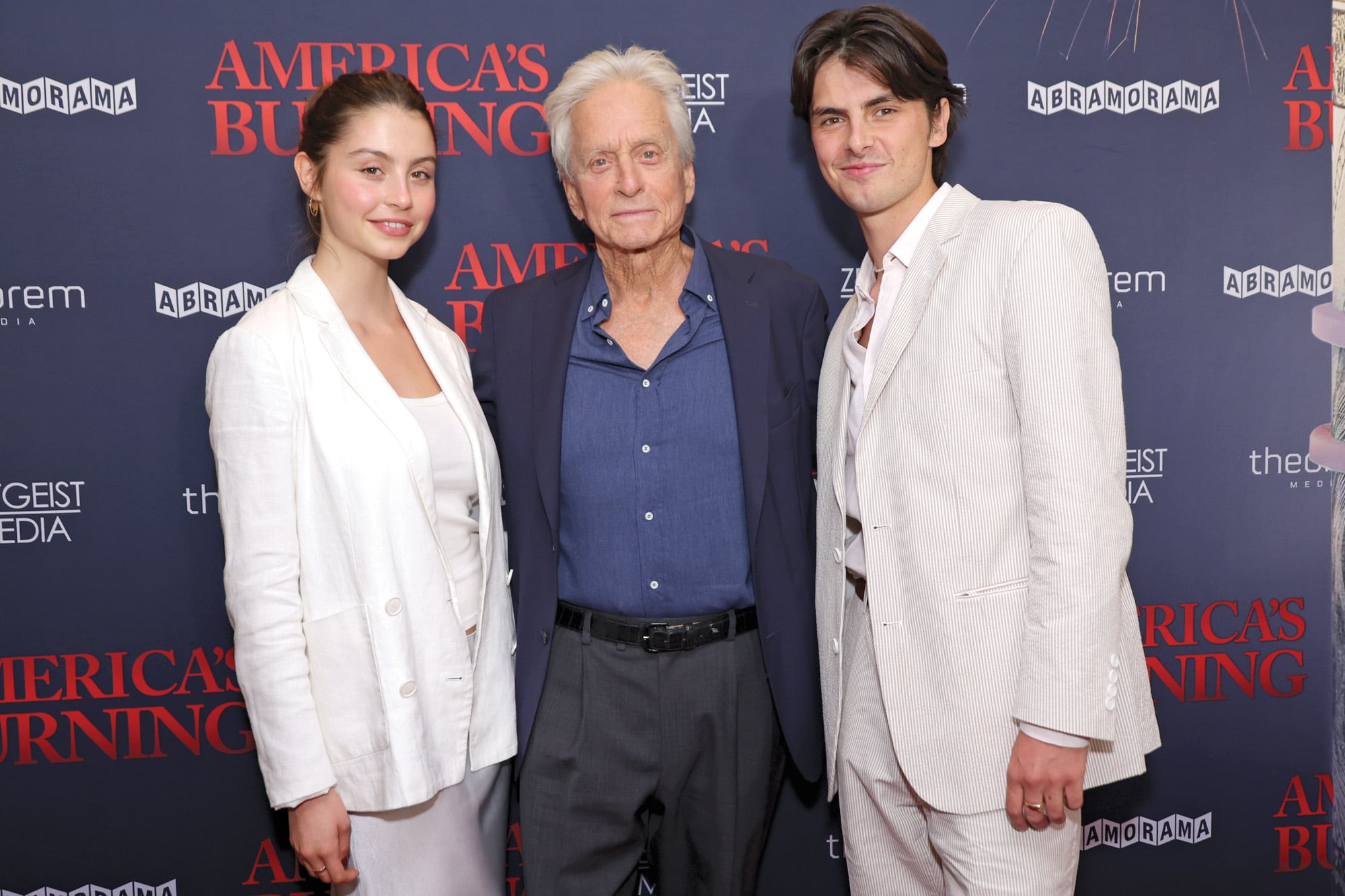 Dylan posa con su padre, Michael Douglas, y su hermana menor Carys