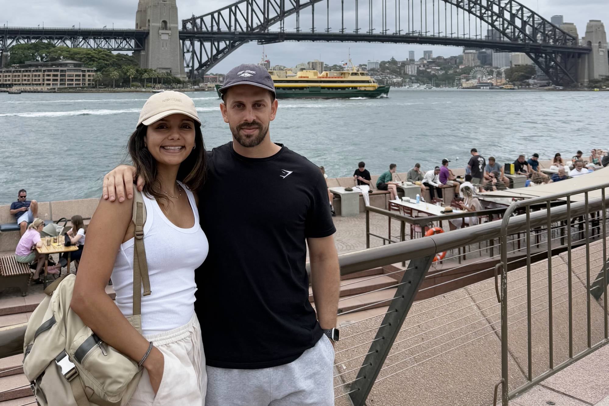 Se fue, los choques culturales lo golpearon y encontró una fórmula para sentirse en casa: “¡Todo cierra temprano!”